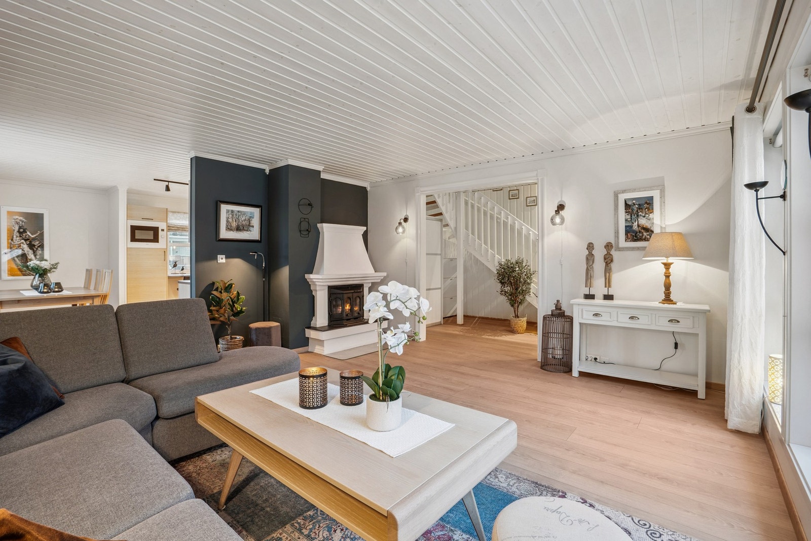 Boligen byr også på en god vedovn som gir ekstra hygge på kalde vinterdager og reduserte energikostnader. Galleribilde