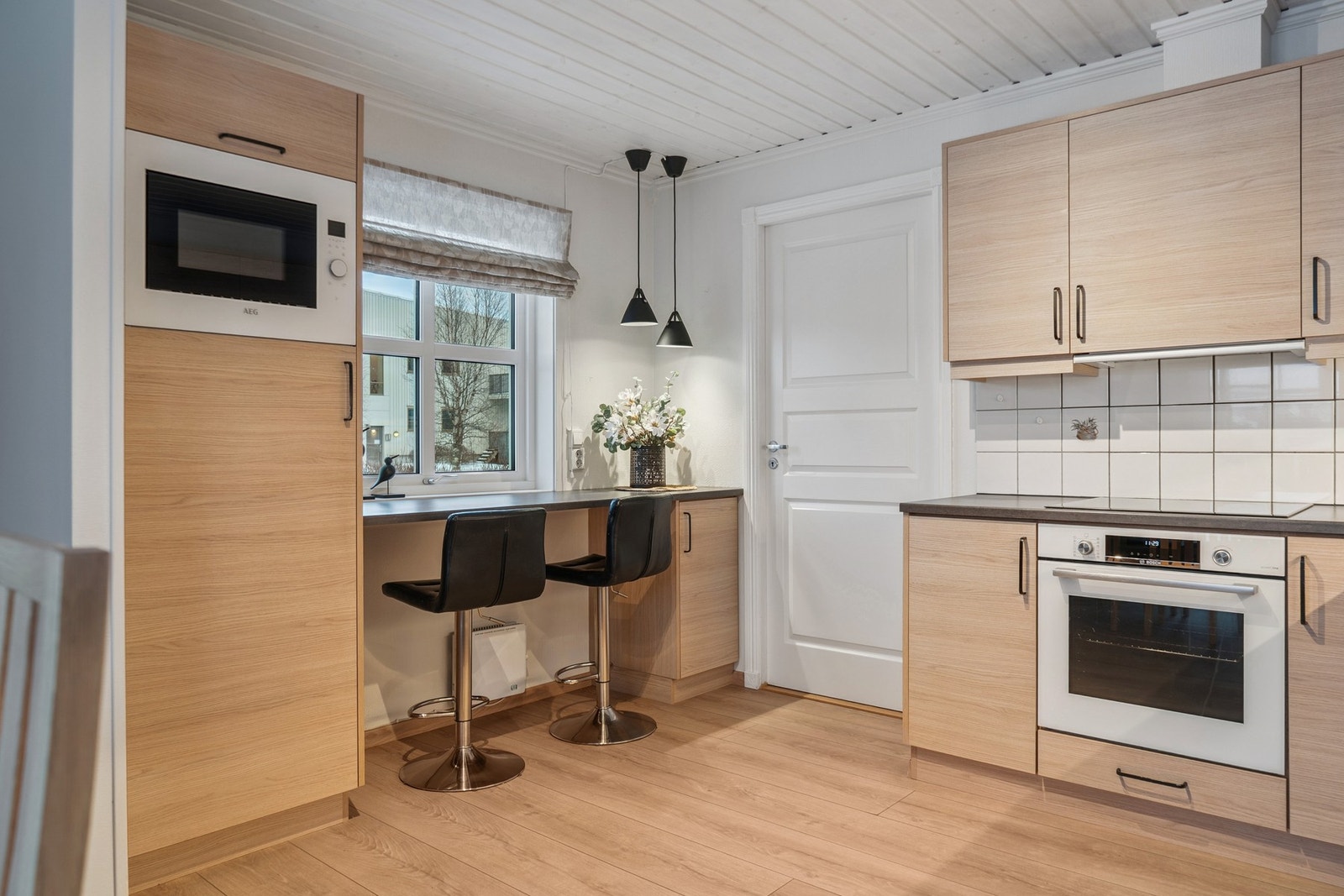 Nye fronter, benkeplater, kjøkkenvask og alle hvitevarer på kjøkken i 2020. Galleribilde