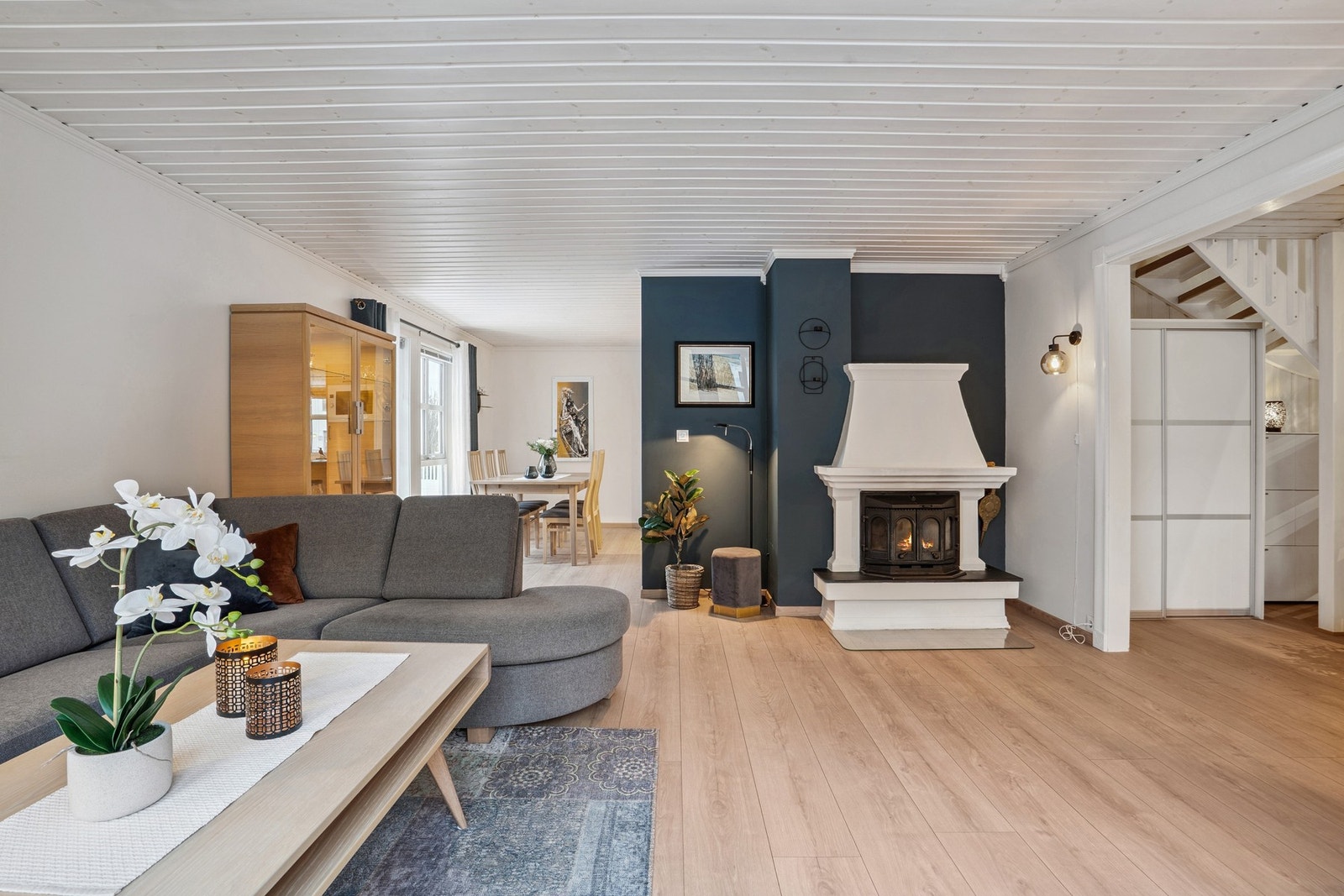 Koselig stue med åpen løsning mot kjøkken. Galleribilde