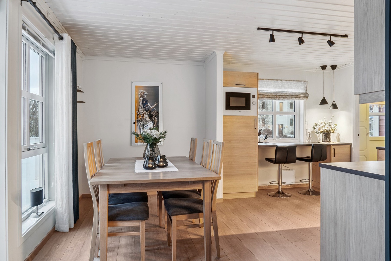 Spisestuen ligger som et fint skille mellom stue og kjøkken. Her kan du ha flere gjester rundt bordet mens måltidet lages. Galleribilde