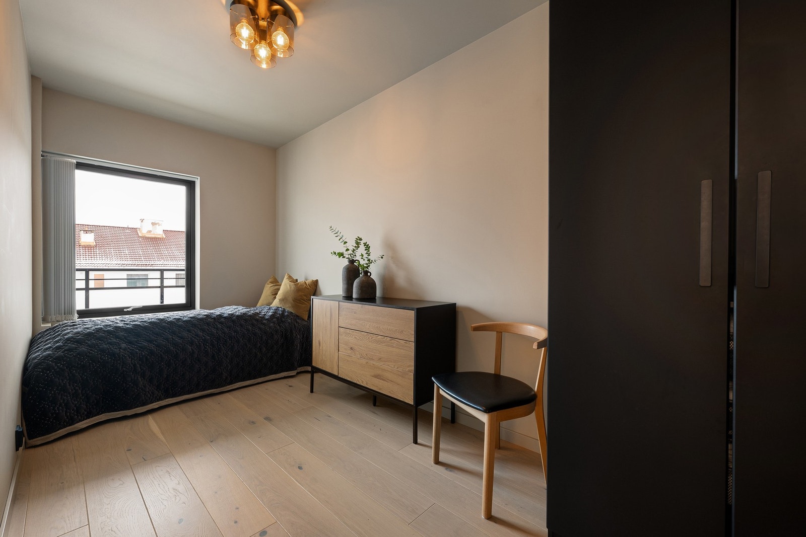 Soverom 2 egner seg godt som barnerom, gjesterom eller kontor. Dagens eiere har montert solskjerming i alle rom. Galleribilde