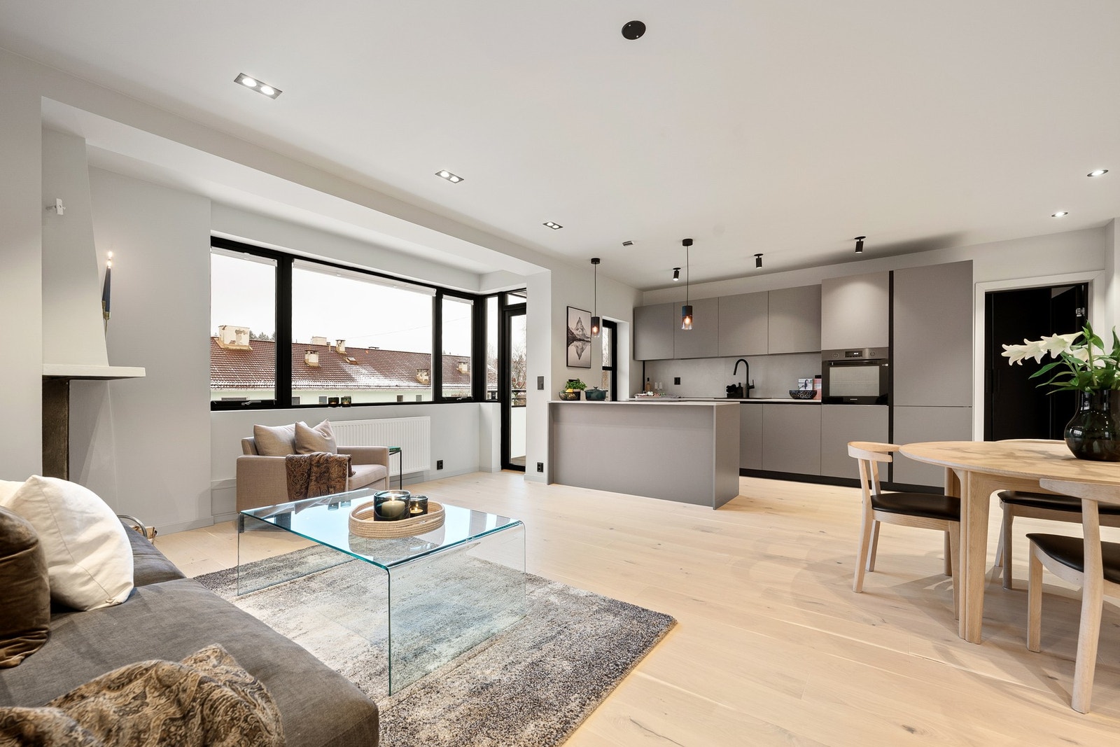 Moderne og påkostet 4-roms med høy standard fra 2022, gjennomgående gode materialvalg, tre soverom, sydvendt balkong og fast p-plass med elbillader. Galleribilde