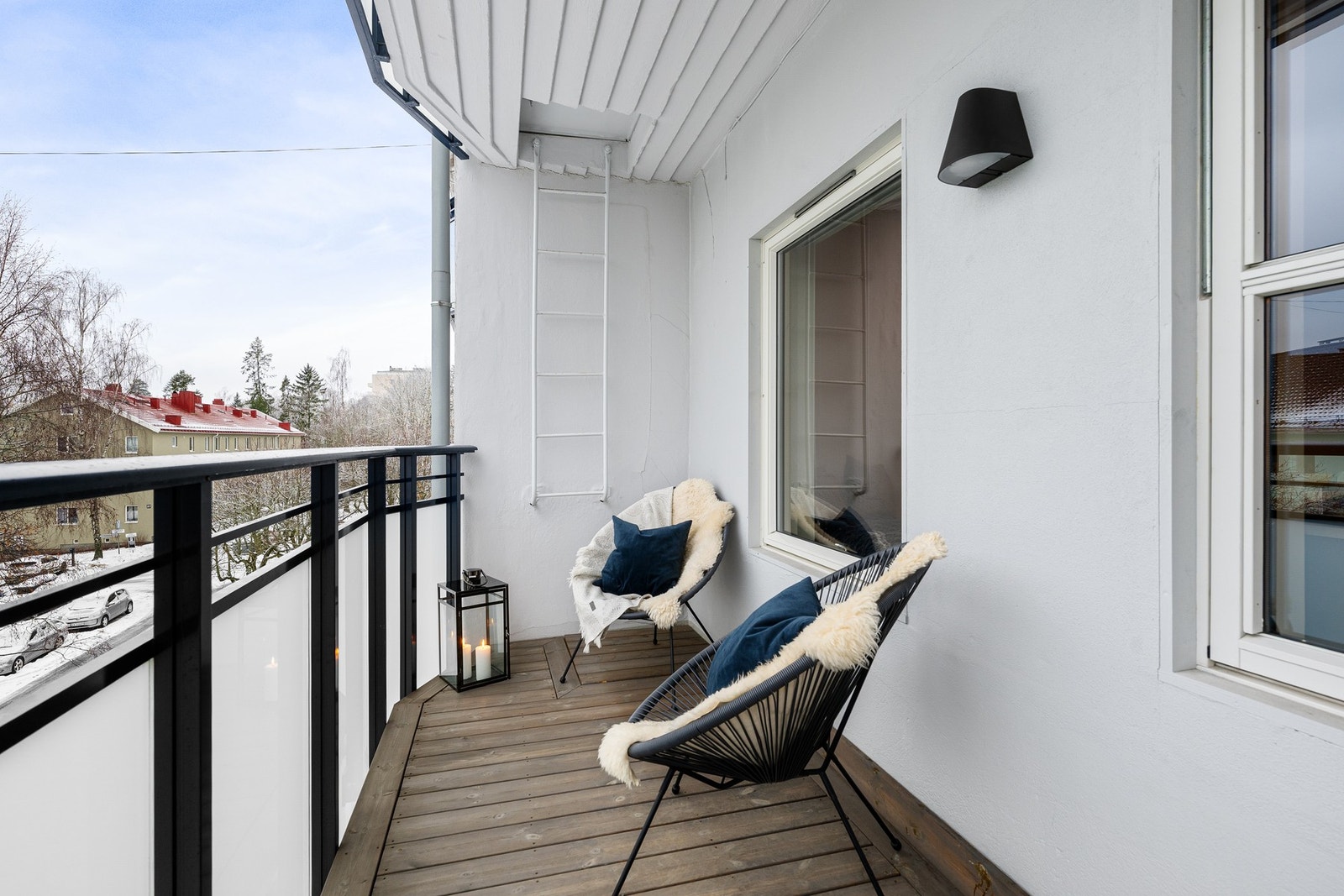 Romslig sydvendt balkong på ca. 7 m² - en naturlig forlengelse av stuen på solrike dager. Galleribilde