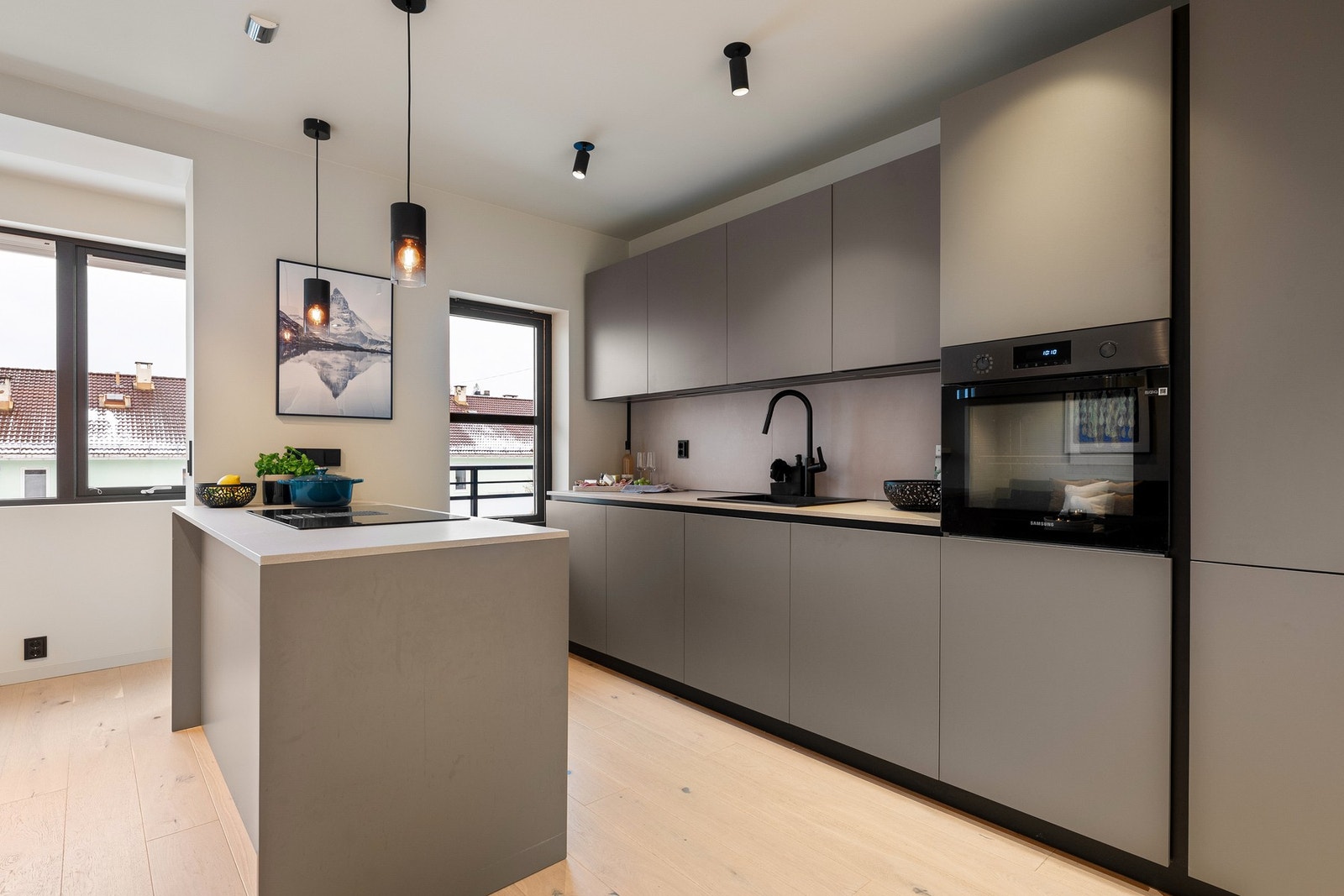 Stilrent og påkostet kjøkken fra Binova med glatte fronter og quartz kompositt benkeplate. Galleribilde