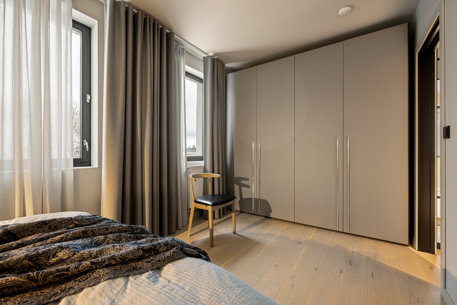 Hovedsoverommet er innredet med stor garderobeløsning i samme design som kjøkkenet. Galleribilde