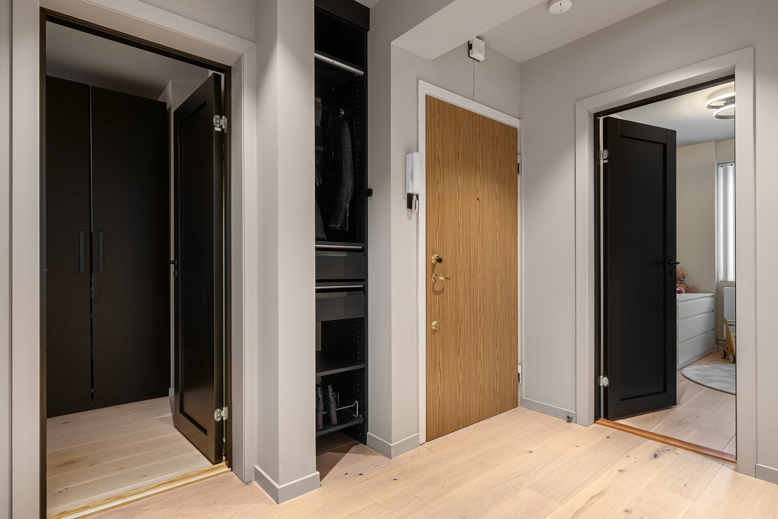 Innbydende entré med dørtelefon og praktisk oppbevaringsløsning i nisje. Galleribilde