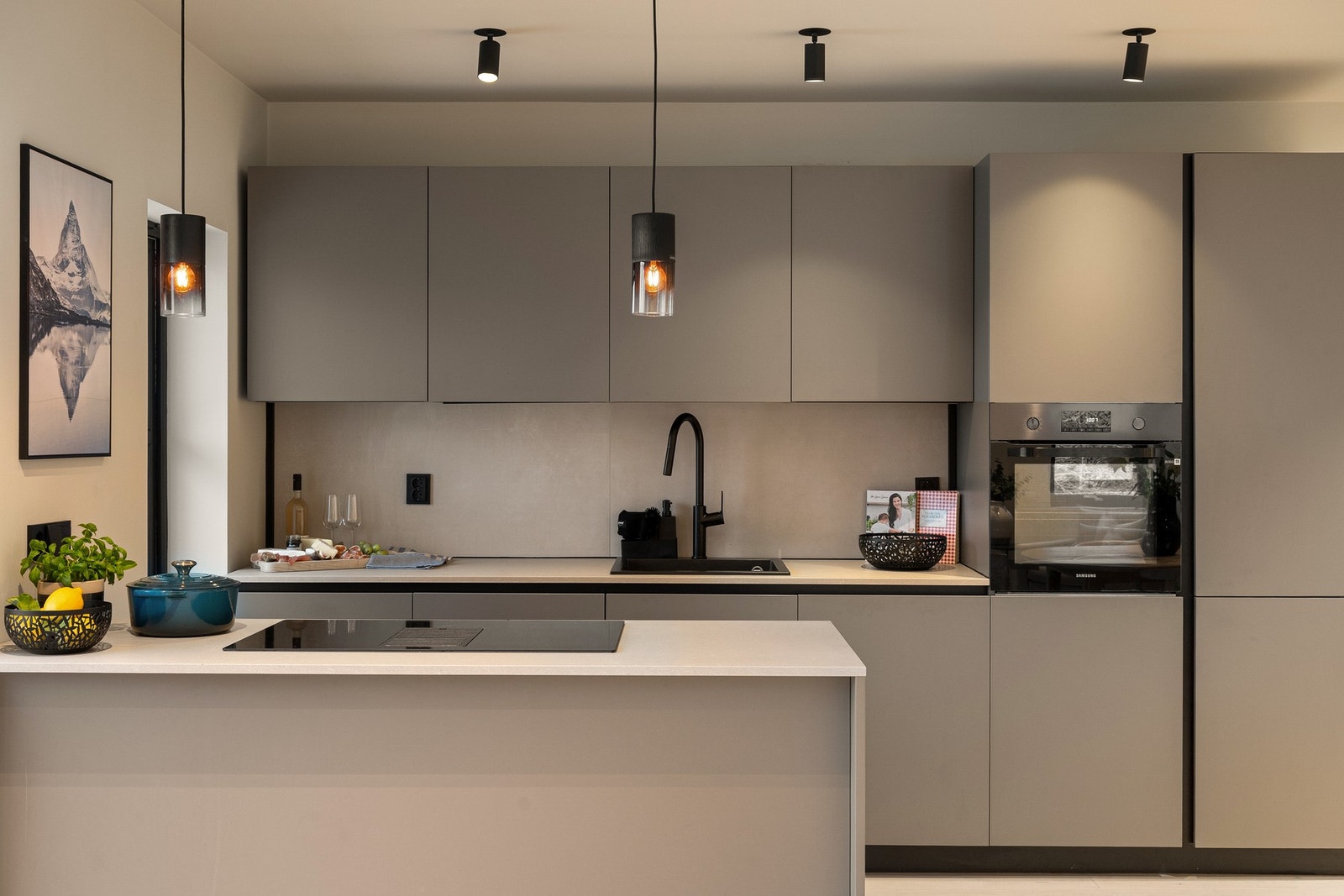 Godt planlagt kjøkken med rikelig skapplass og integrert belysning under overskap. Galleribilde