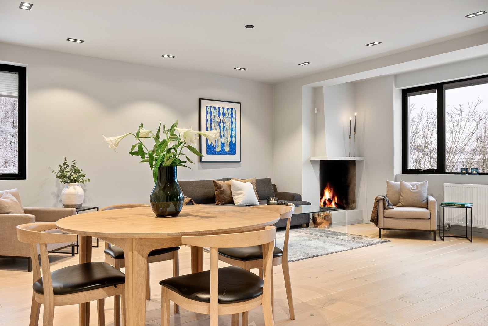 Boligen ble omfattende oppusset i 2022 og fremstår med gjennomgående gode materialvalg, delikate fargetoner og funksjonelle løsninger. Galleribilde