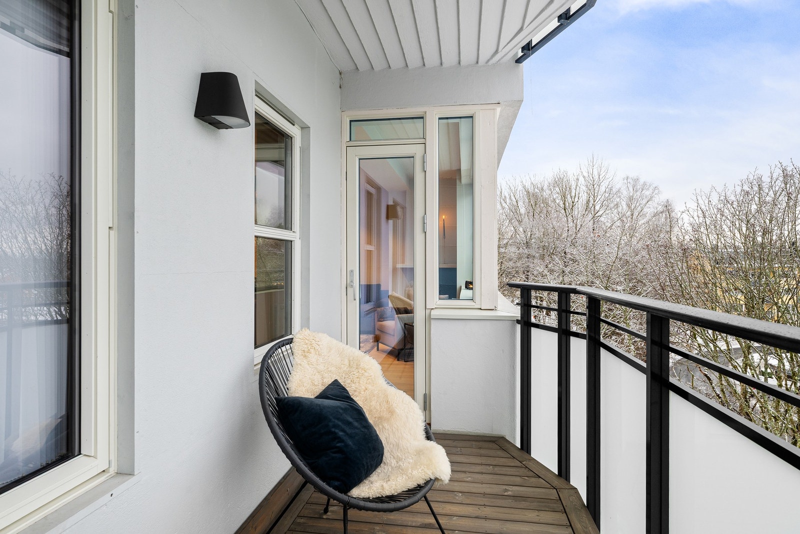 Rolig og attraktiv beliggenhet på Vestre Holmen med god internbeliggenhet, grønne omgivelser, kort vei til T-bane, servicetilbud og flotte tur- og rekreasjonsområder. Galleribilde