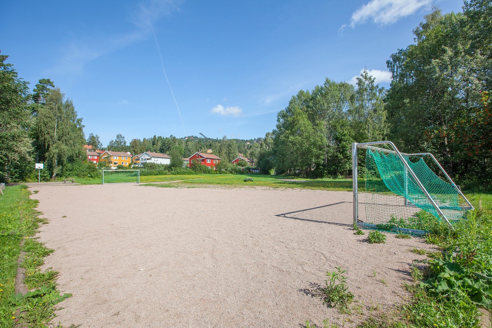 Grusbane med fotballmål like i nærheten. Sameiet er sammen med 6 andre selskaper eier av flere friarealer i området ("Fellesarealet Holmen"). Galleribilde