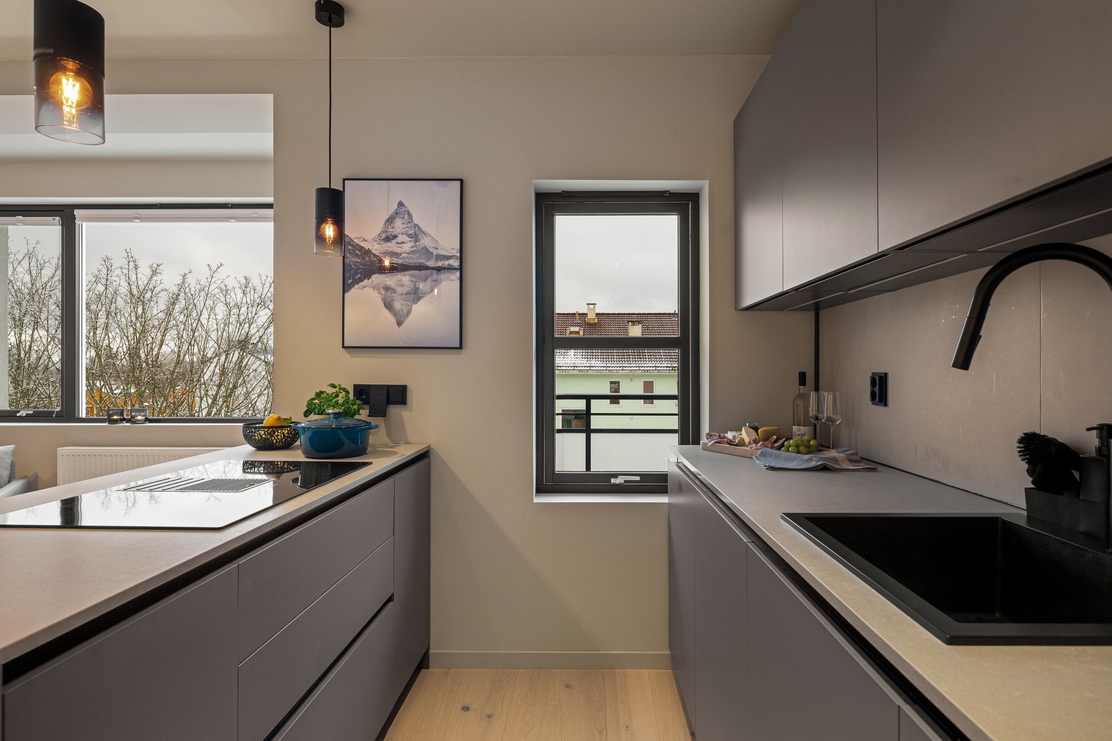 Velutstyrt kjøkken med sort antrasitt oppvaskkum og ettgreps blandebatteri, samt godt naturlig lysinnslipp. Galleribilde