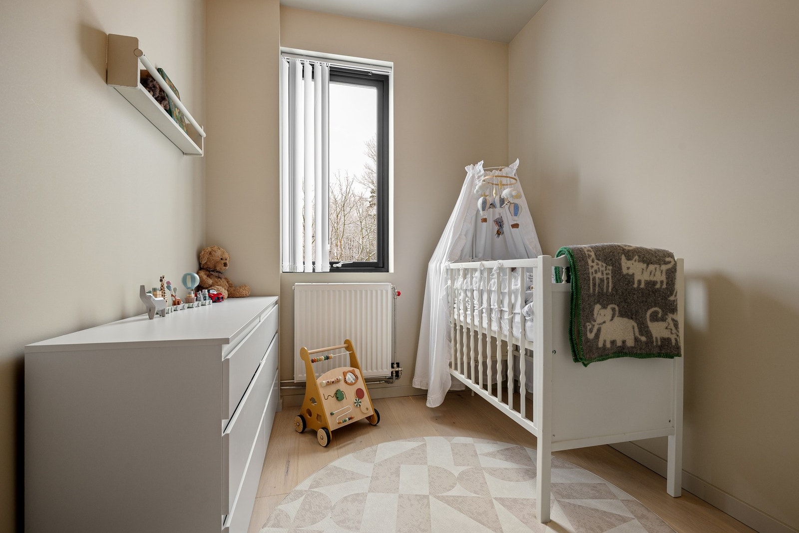 Soverom 3 med god plass til seng og oppbevaring, og gjennomgående standard fra totaloppussingen i 2022. Galleribilde