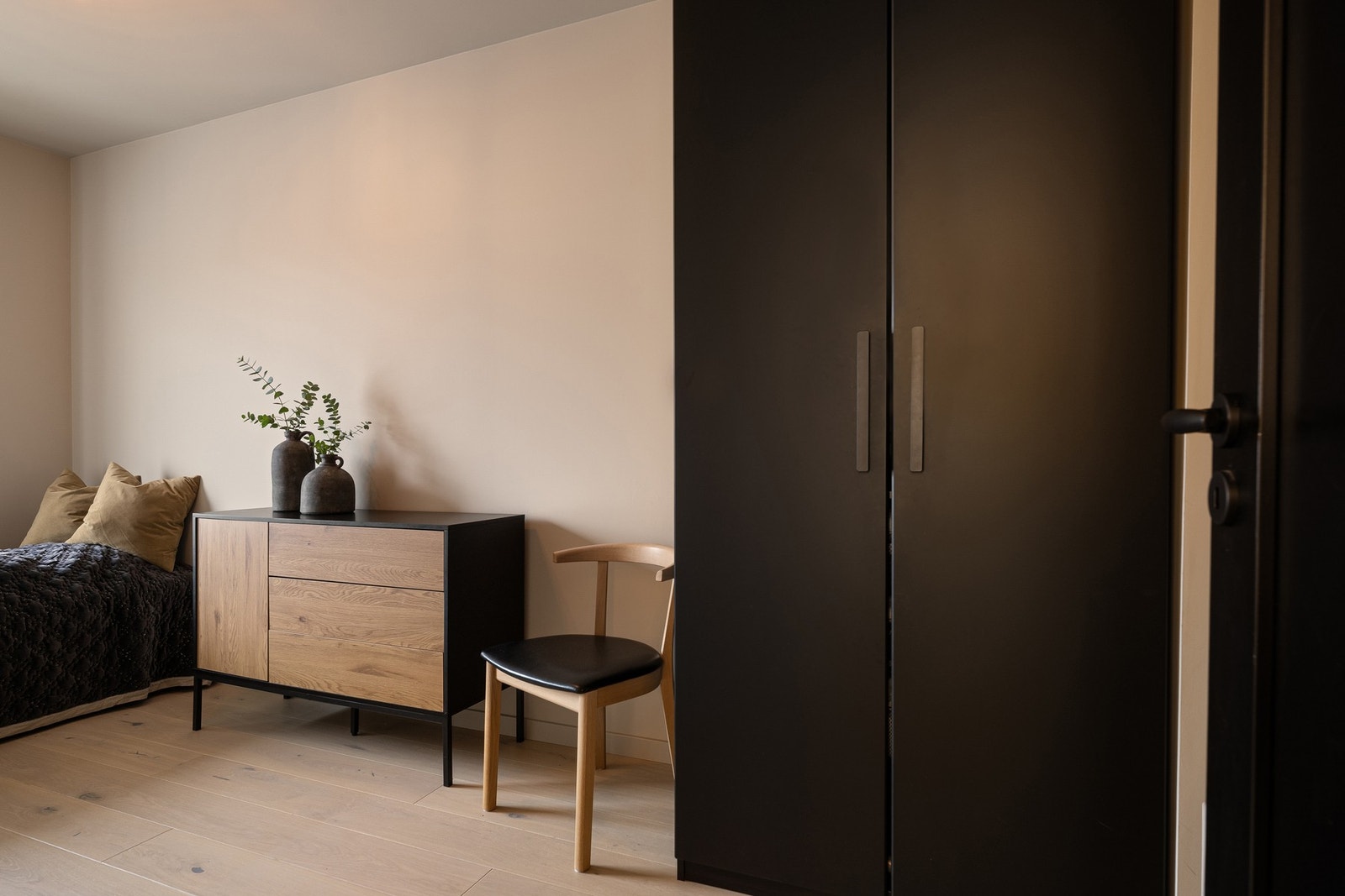 Oppbevaringsplass i garderobeskap og god plass til kommode, skrivepult eller seng. Gjennomført uttrykk med sorte innerdører. Galleribilde