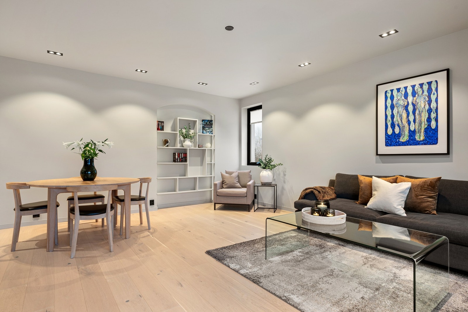 Luftig og romslig stue med god takhøyde og store vindusflater som gir rikelig med naturlig lys fra to himmelretninger. Galleribilde