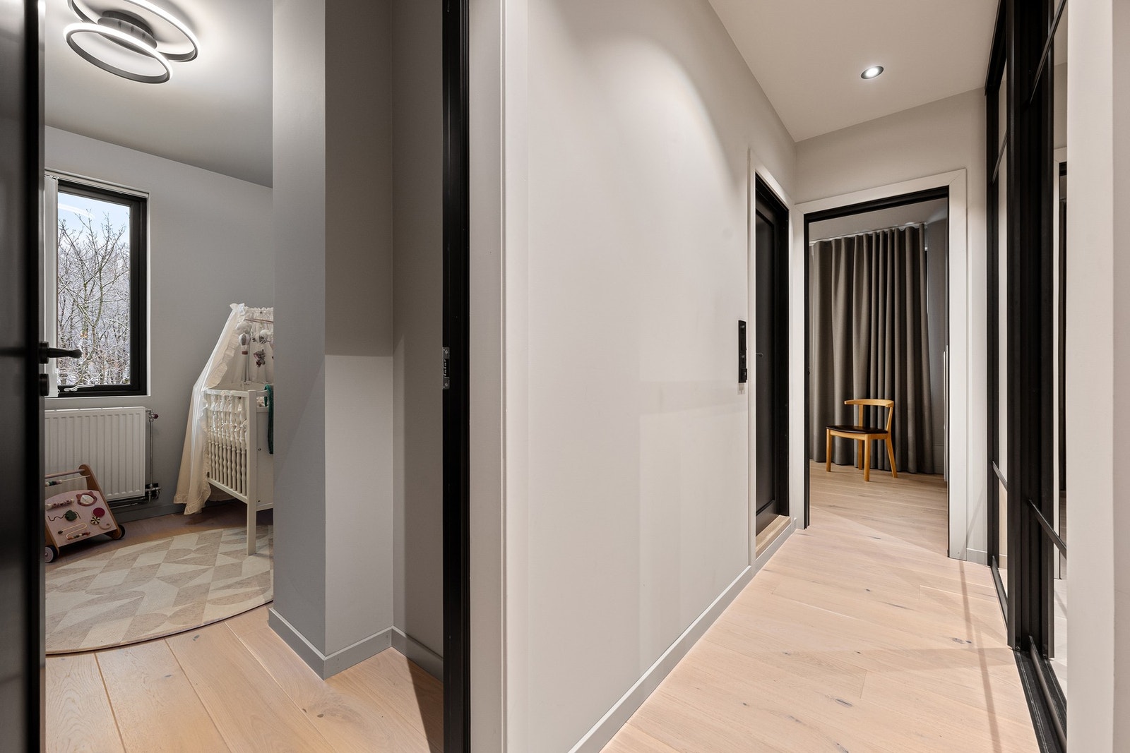 Entré med romslig skyvedørsgarderobe med speildører, downlights i himling og pent malte lister i samme farge som vegg. Galleribilde