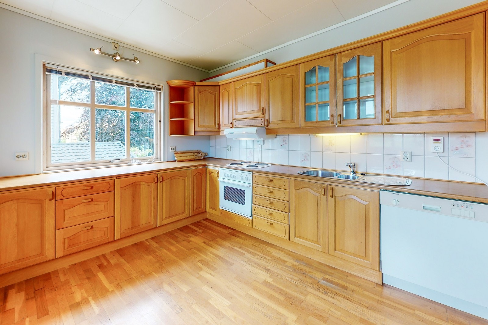 Kjøkken med integrerte hvitevarer Galleribilde