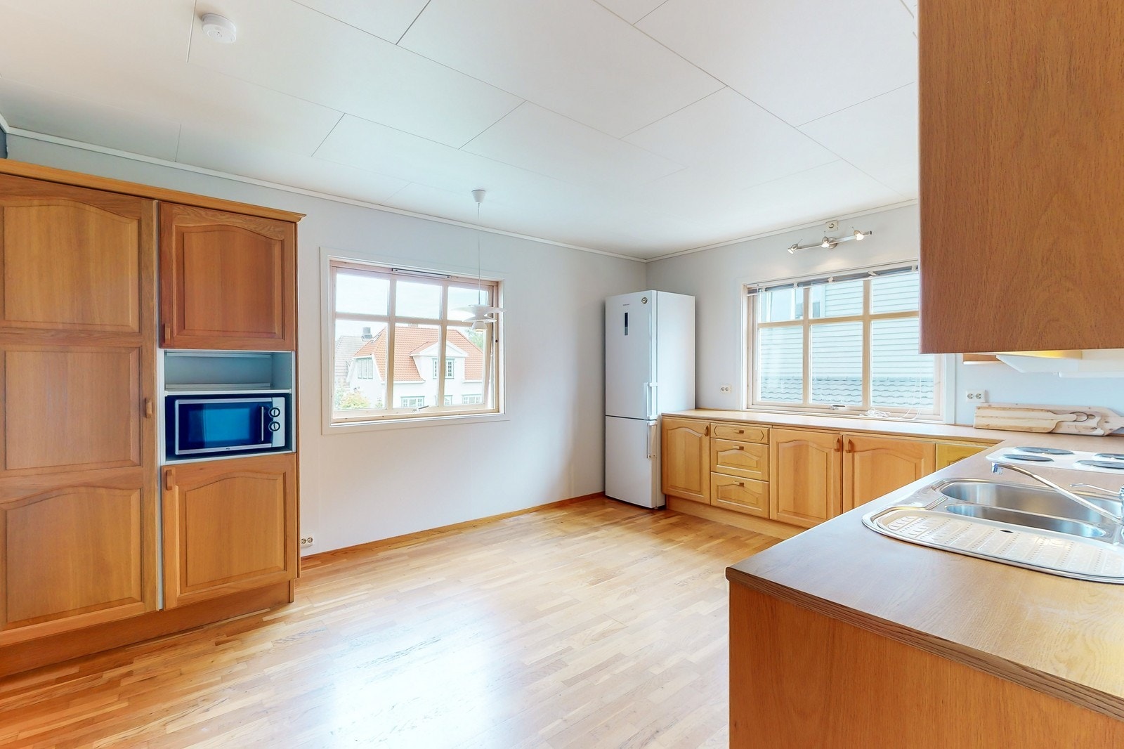 Romslig kjøkken med mye arbeidsflater Galleribilde