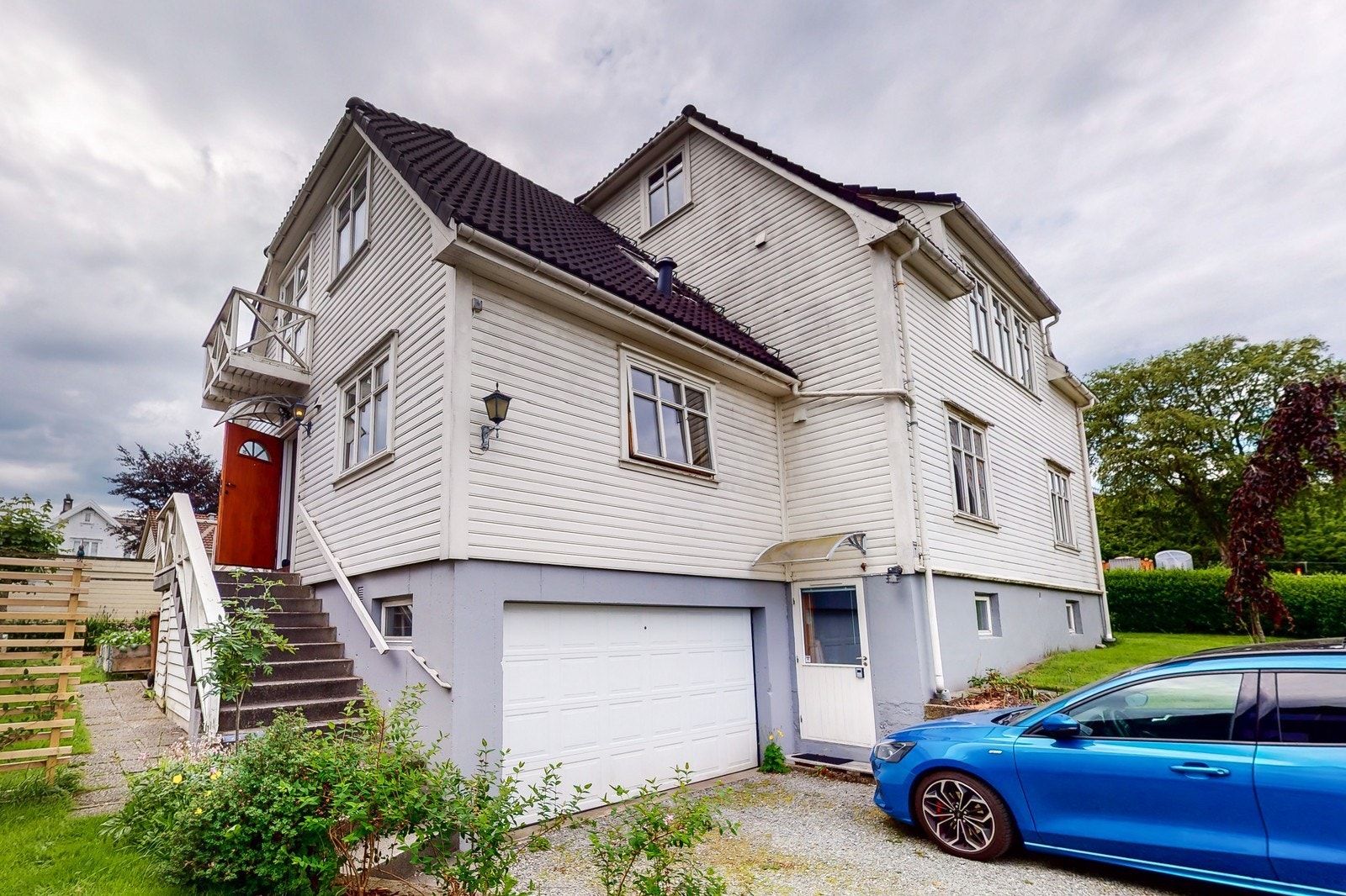 Det er egen inngang til boligen Galleribilde