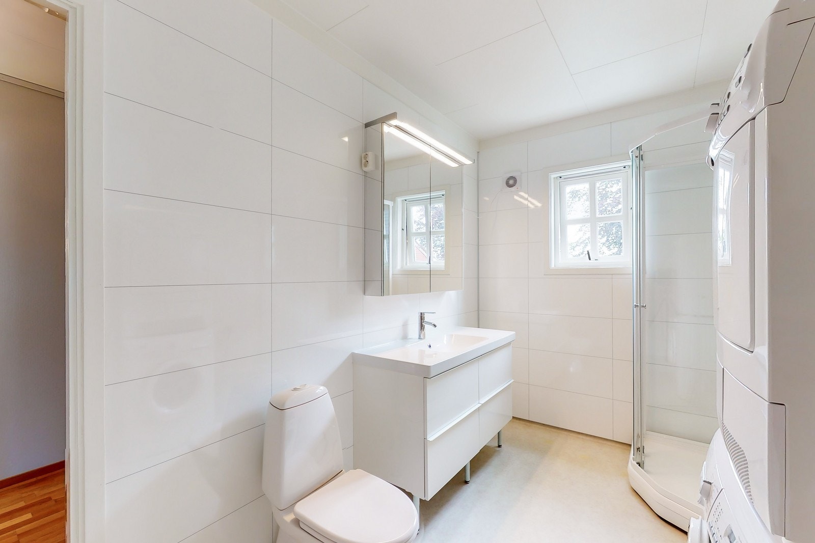 Bad med vask- & tørkemaskin, dusjkabinett Galleribilde