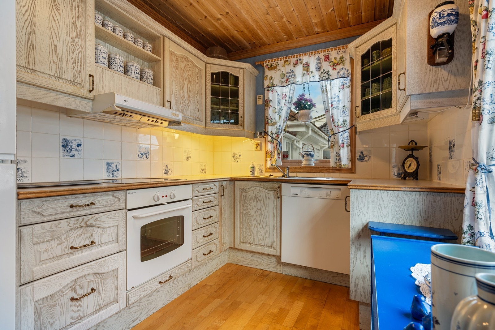 Kjøkken har god skap -og benkeplass. Galleribilde