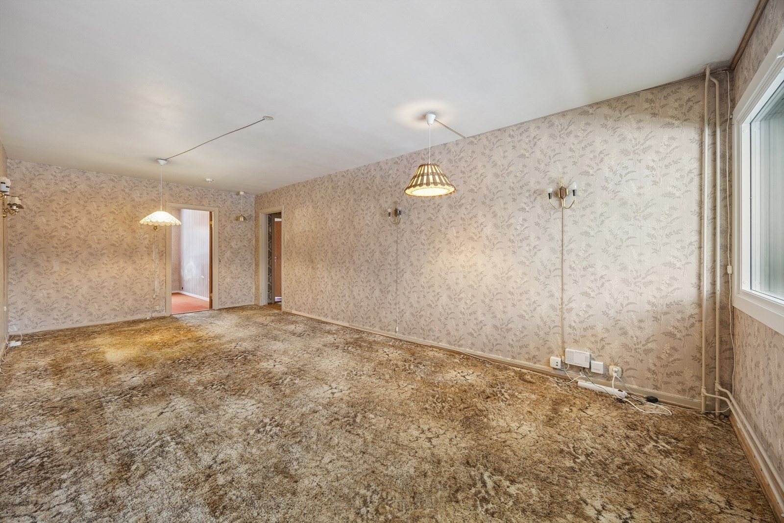 Her er det plass til både sofagruppe, TV-løsning og spisebord, og planløsningen gjør det enkelt å møblere og det er elektrisk oppvarming med radiator. Galleribilde