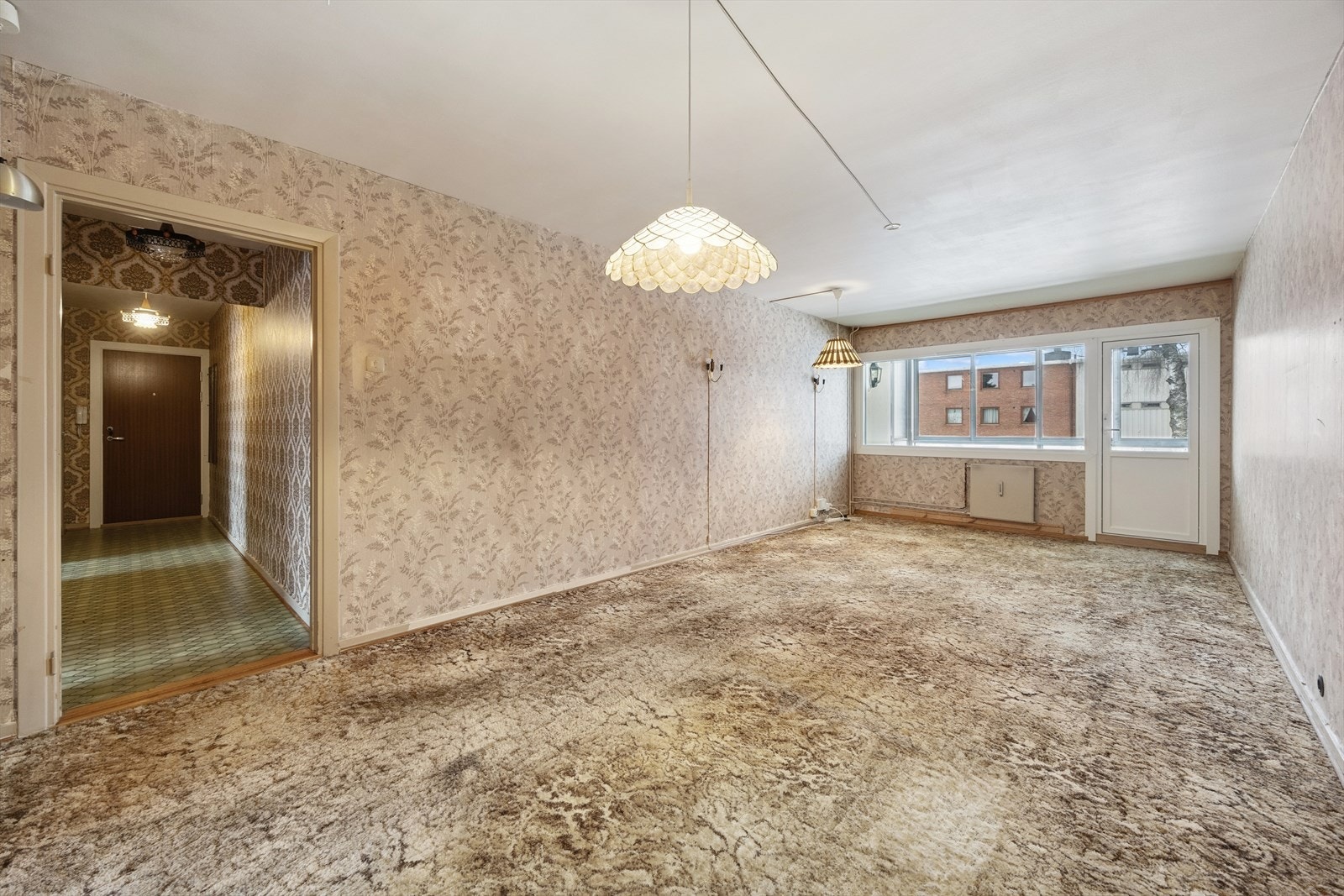 Leilighetens stue er romslig med store vindusflater som slipper inn rikelig med dagslys. Galleribilde