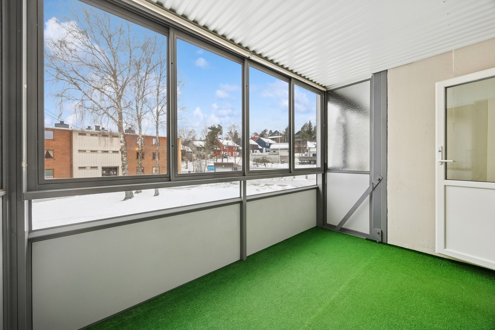 Den innglassede balkongen er et fantastisk tilskudd til leiligheten, hvor du kan nyte utendørslivet uansett vær. Galleribilde