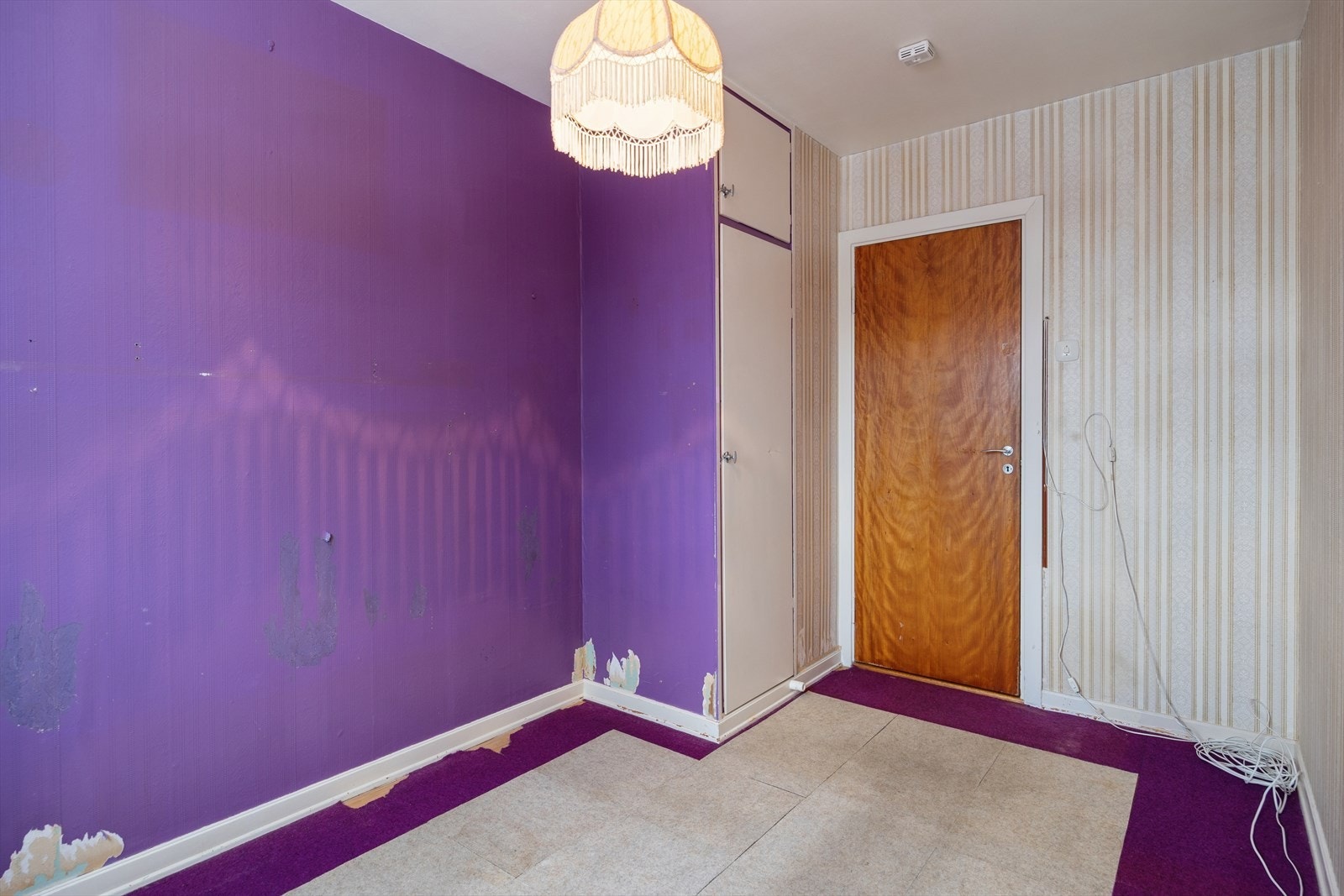 Innebygd garderobeskap og plass til seng. Galleribilde