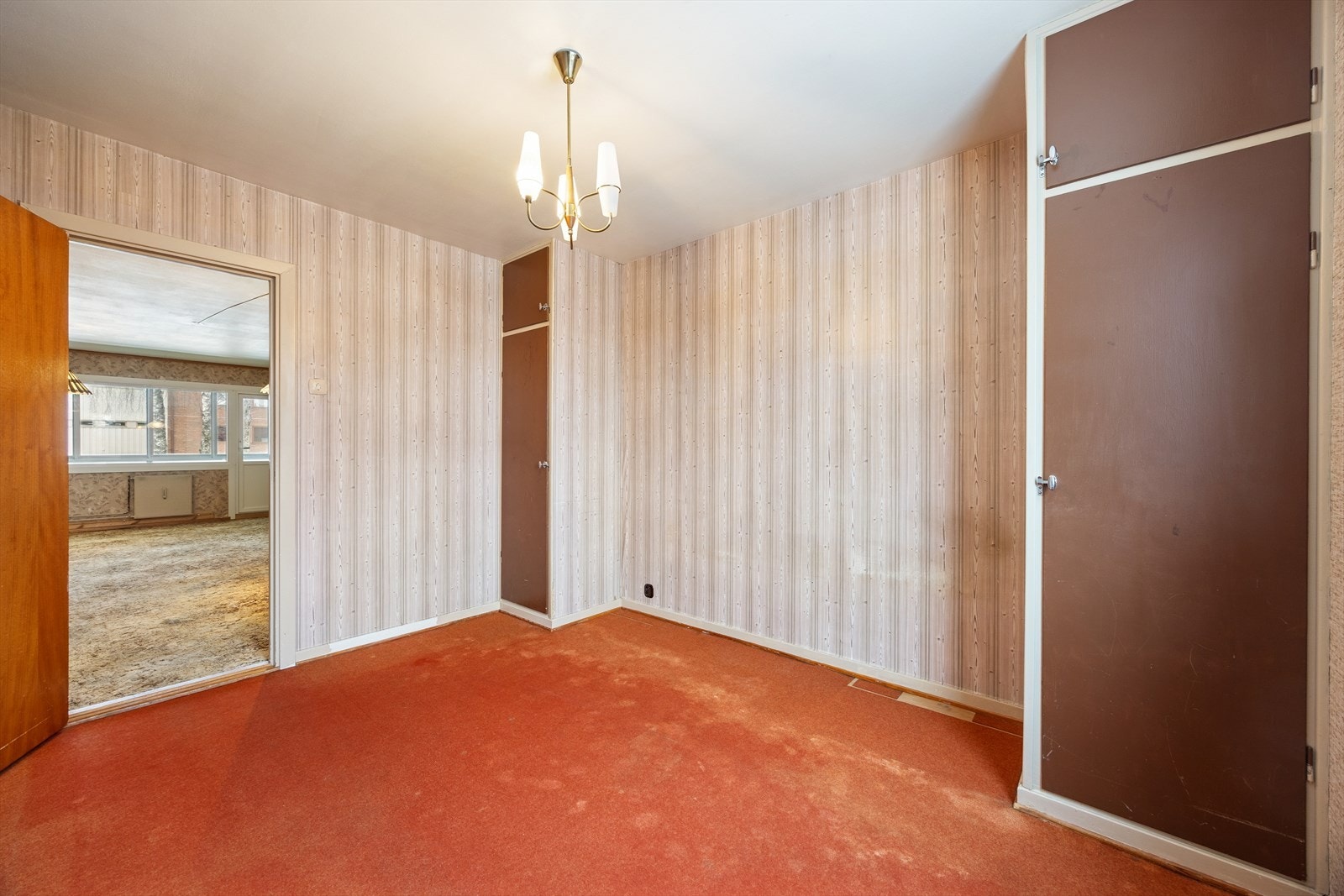 Innebygde garderobeskap gir praktisk oppbevaringsplass. Galleribilde