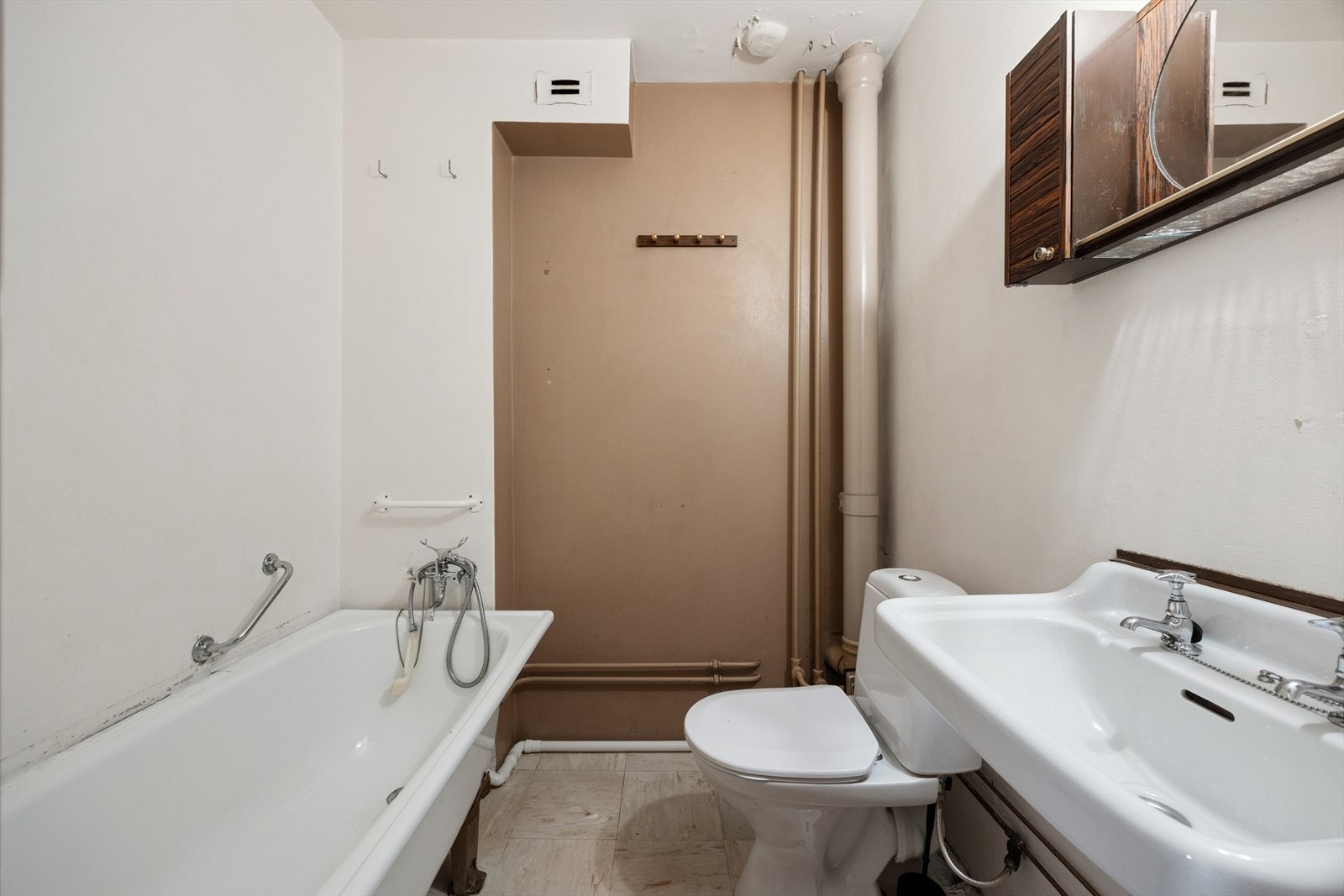 Badet er oppført etter byggeforskrifter fra før 1997 og har gulv belagt med linoleumsfliser og malt betong, samt malte vegger og himling. Galleribilde