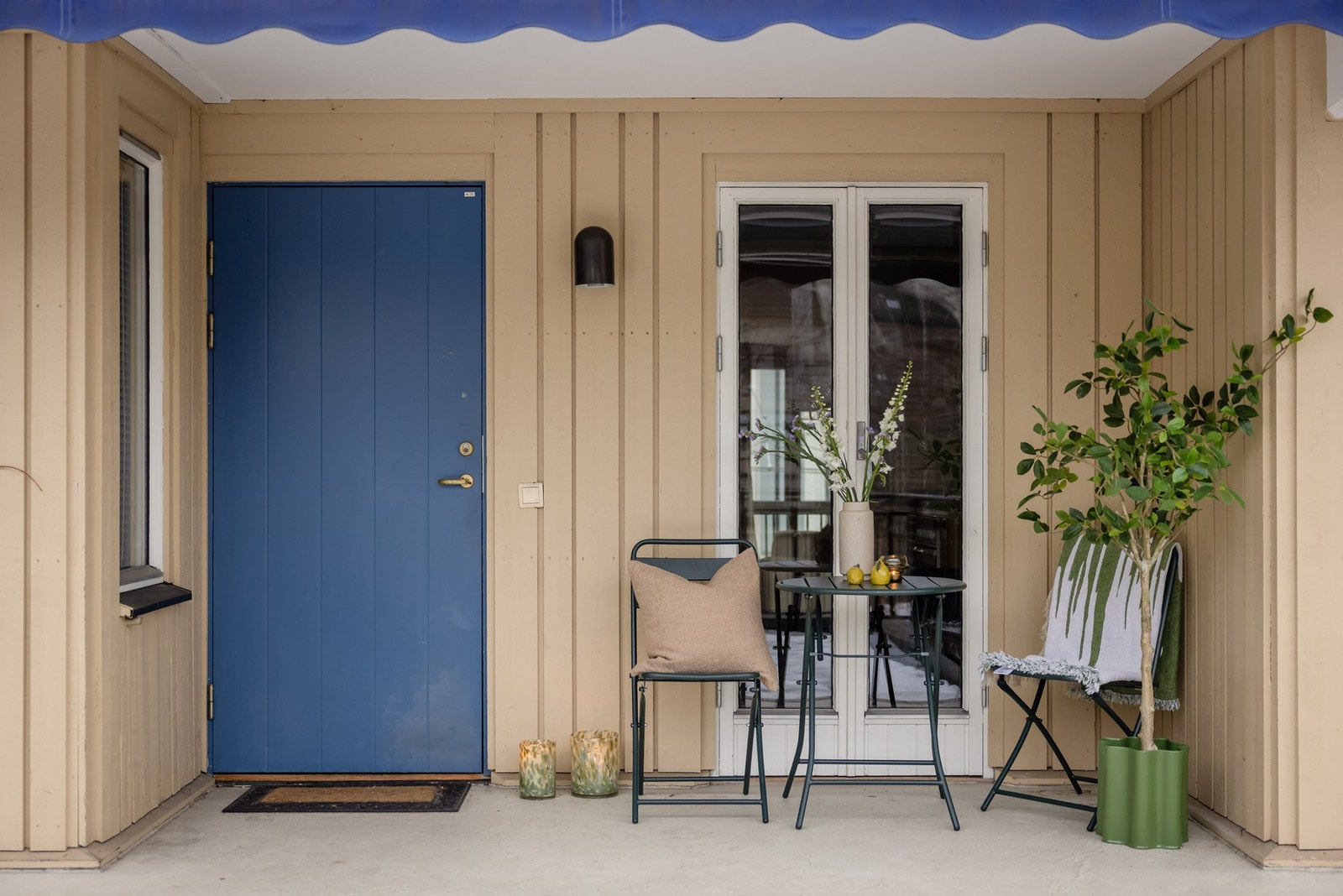 Hyggelig inntrukket inngangsparti med plass til sittegruppe. Galleribilde