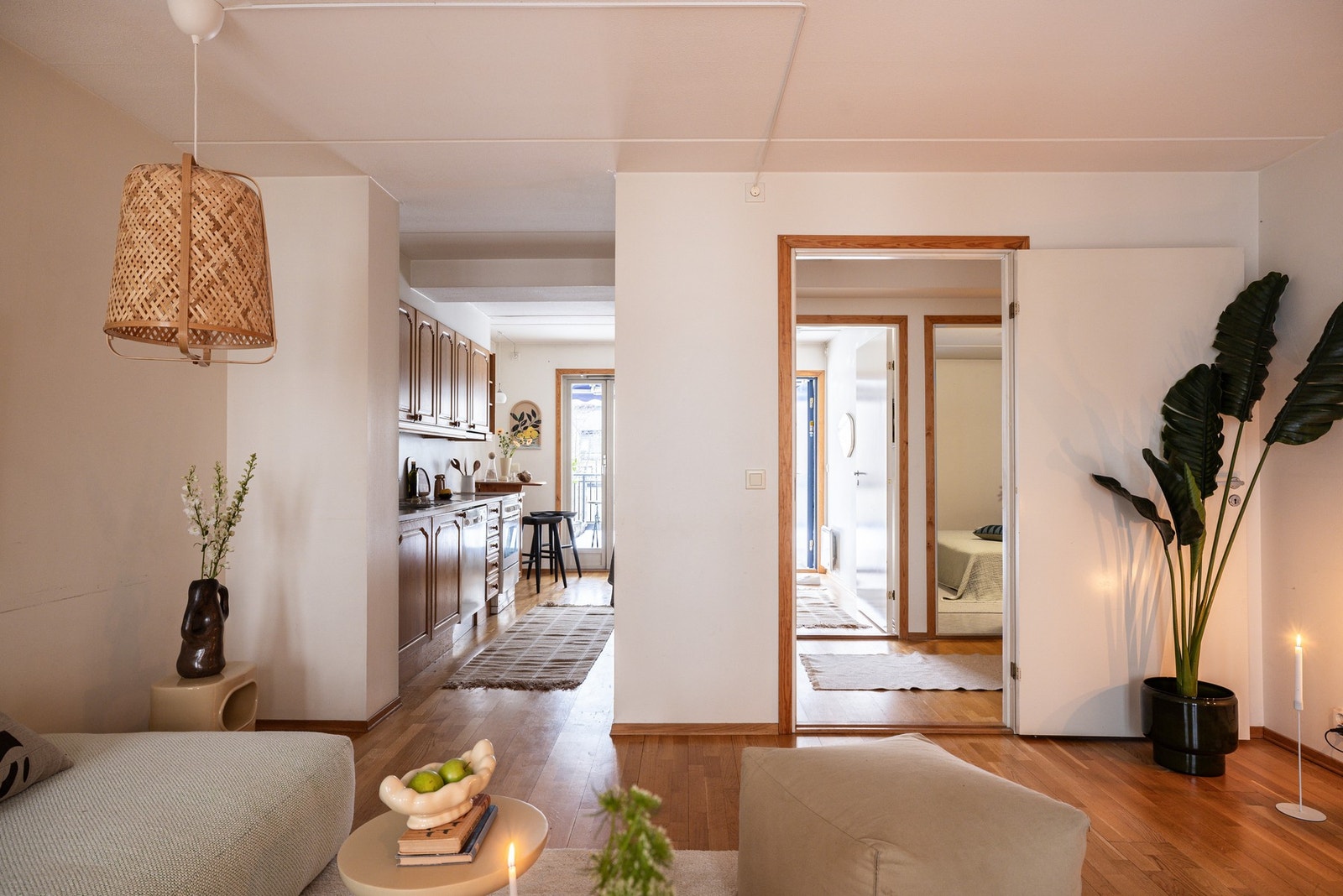 Stuen har eikeparkett på gulv, glatte lysmalte overflater og hovedsakelig skjult elektrisk anlegg. Galleribilde