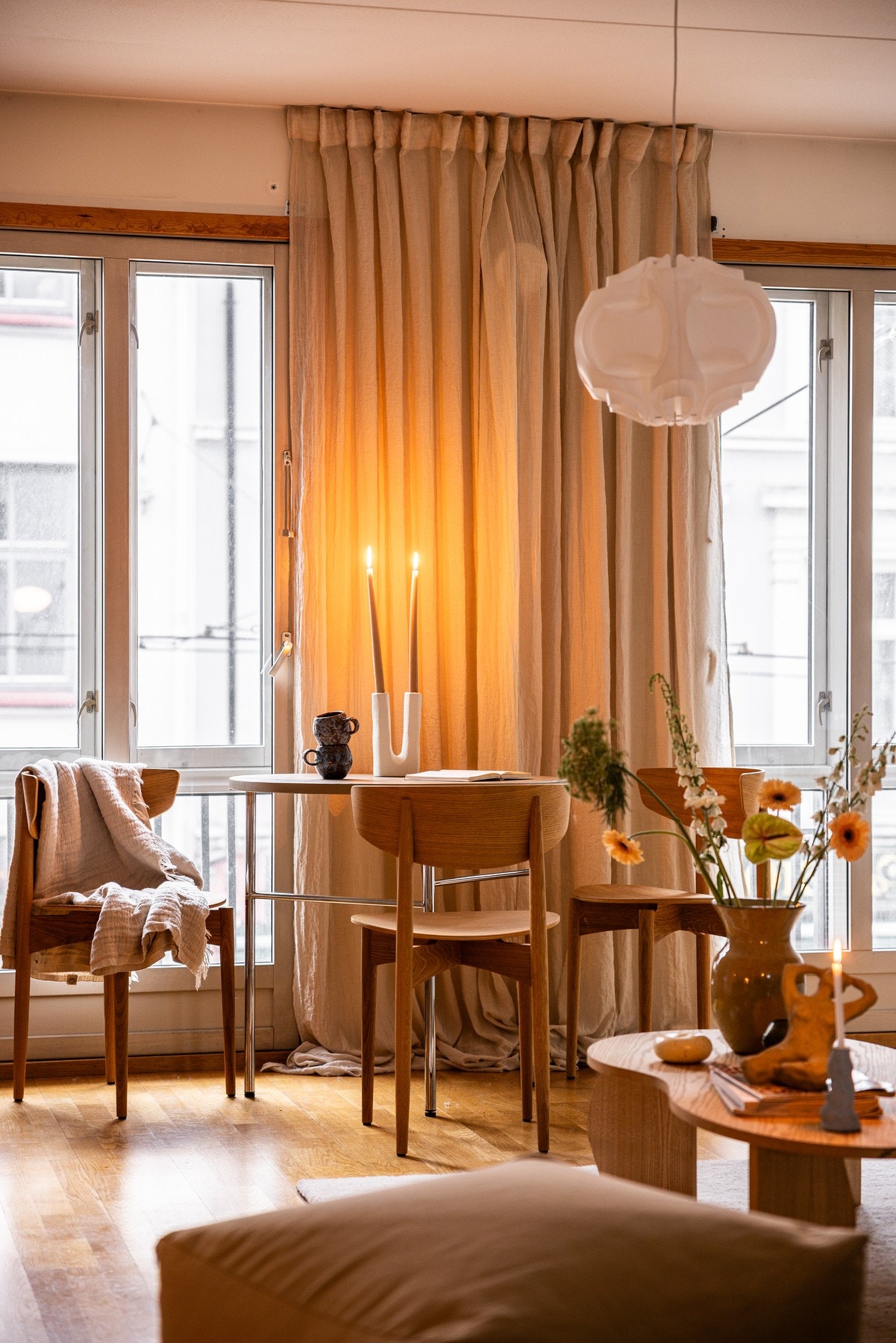 I stuen er det to store vinduer som slipper inn fint naturlig lys. Galleribilde