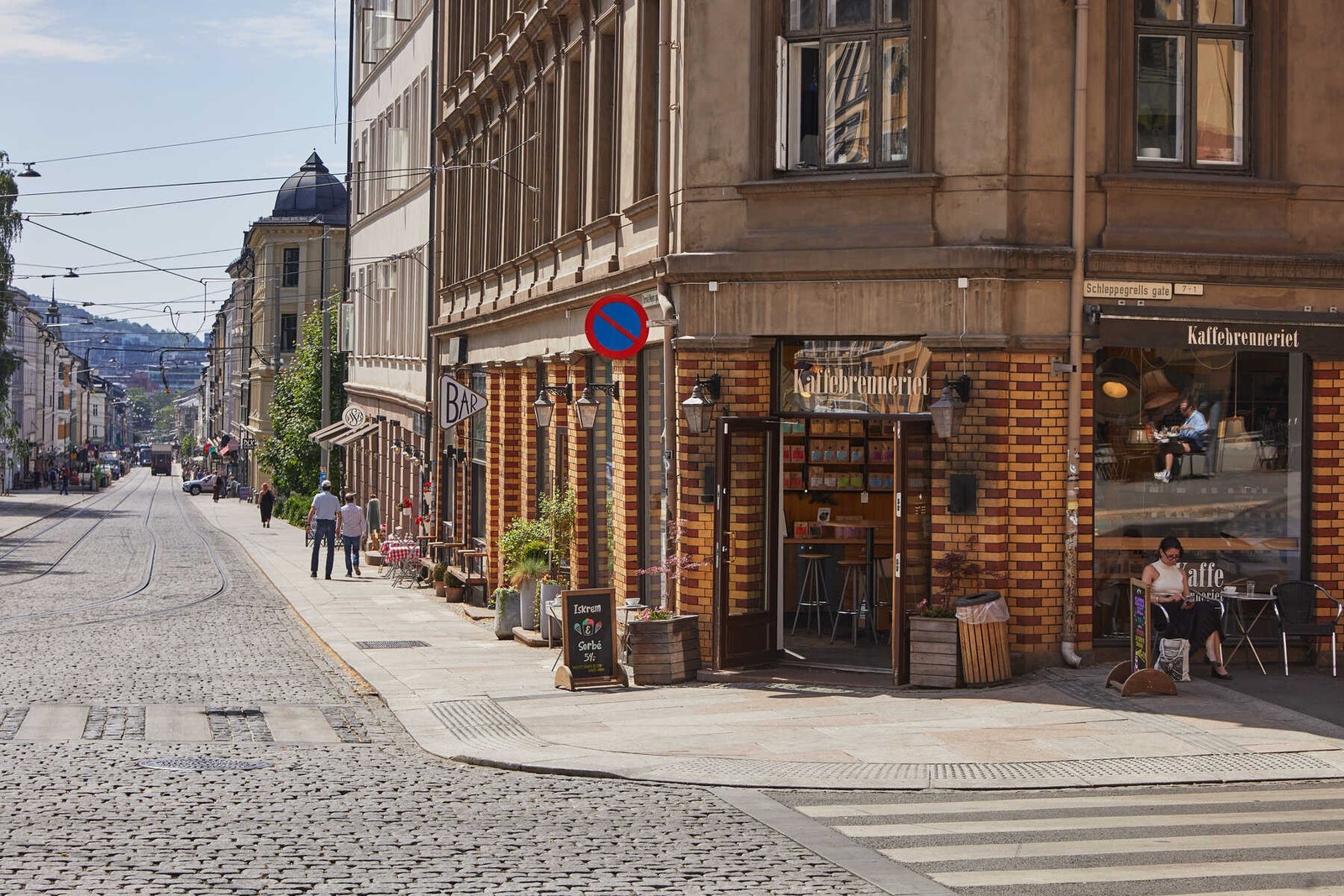 For deg som er glad i gode helgefrokoster eller er avhengig av å kjøpe med en kaffe på vei til jobb er det flere kaffebarer i området. Galleribilde