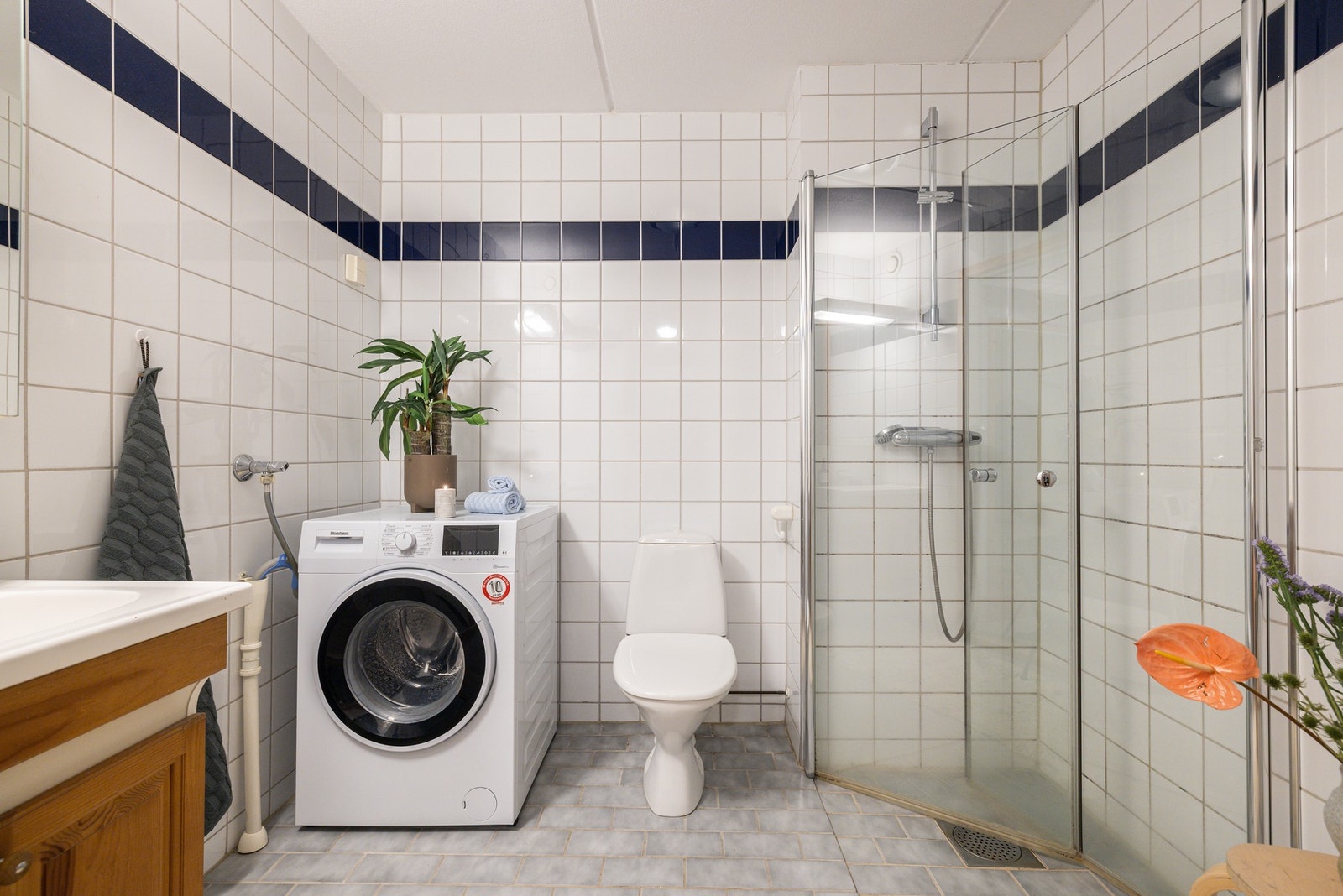 Leiligheten har et lyst flislagt baderom fra byggeåret. Baderommet har tidløse fliser på gulv og vegger, elektrisk gulvvarme og mekanisk avtrekksventil. Galleribilde