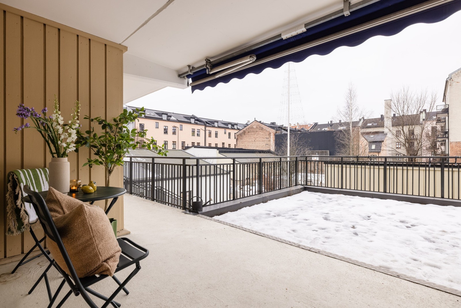 Rett utenfor leiligheten er det en solrik felles terrasse med markise. Galleribilde