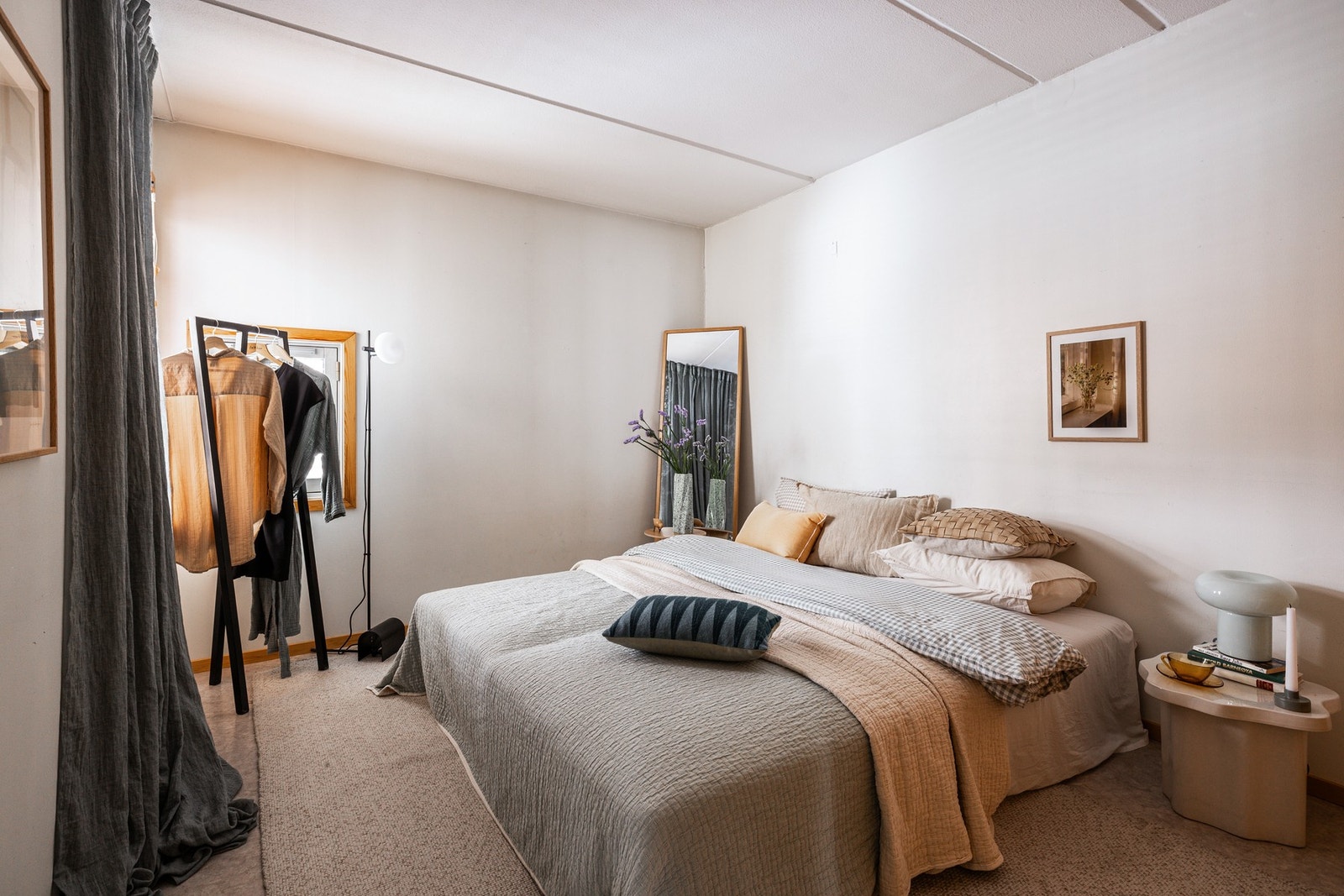 Leiligheten har et romslig hovedsoverom som vender ut mot svalgangen og rolig bakgård uten biltrafikk. Galleribilde