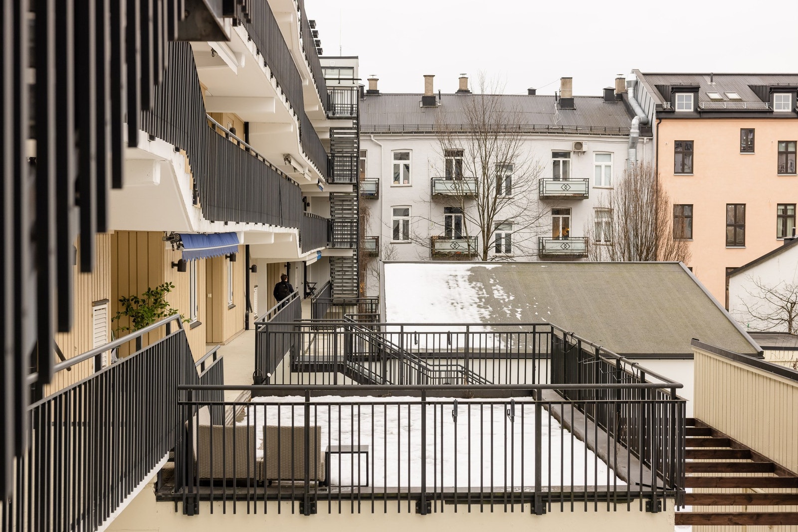 Rett utenfor leiligheten er det en felles solrik terrasse. Fra svalgangen er det også trapp ned til den fantastisk bakgården. Galleribilde