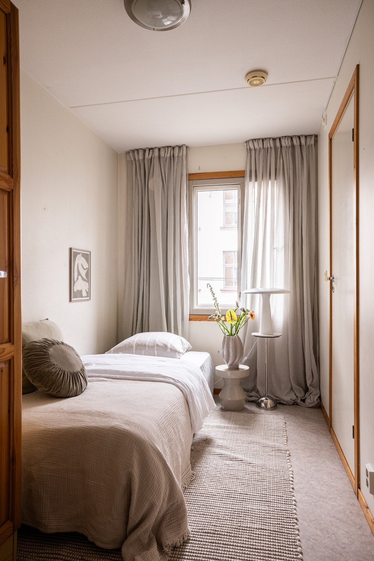 Soverommet har belegg på gulv, glatte lysmalte overflater og hovedsakelig skjult elektrisk anlegg. Galleribilde