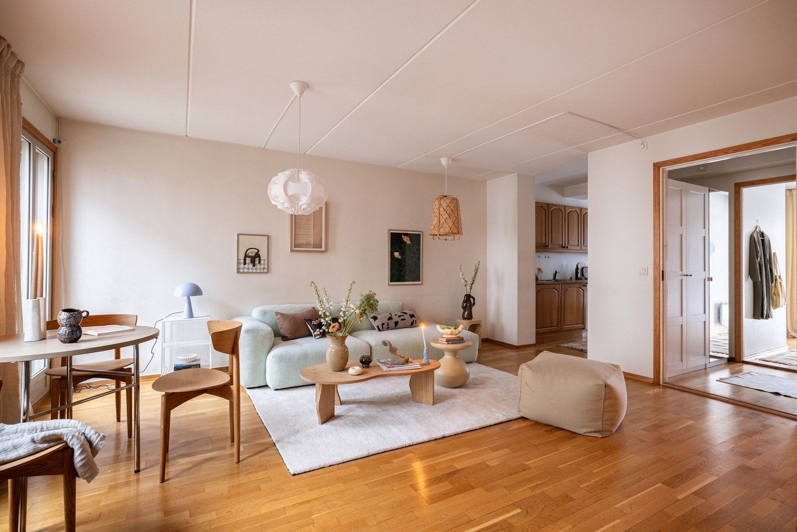 Stuen er romslig med plass til både sofagruppe med salongbord, mediemøblement med tv og et spisesbord. Galleribilde