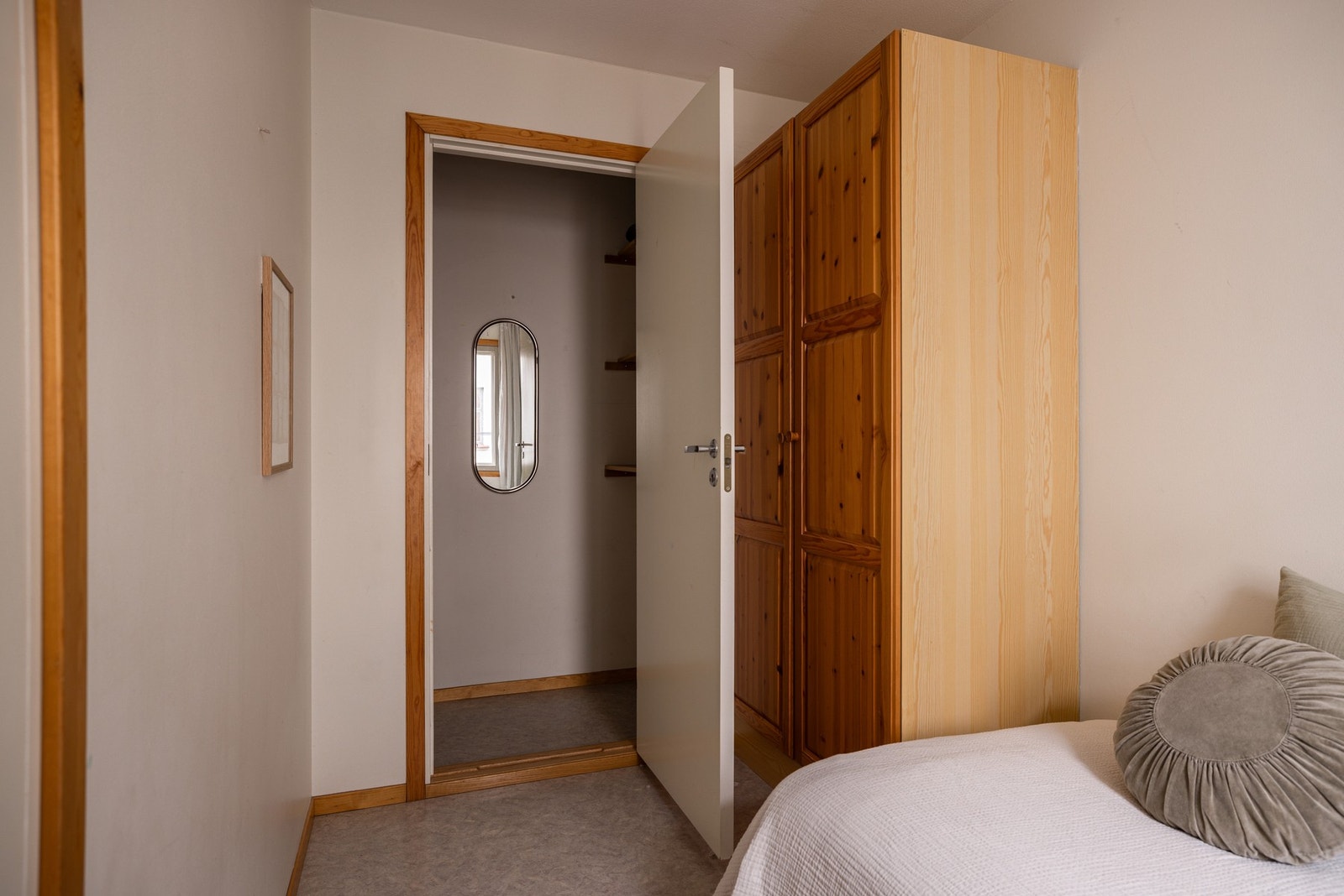 På soverommet er det plass til seng eller kontorpult, samt oppbevaringsplass i medfølgende garderobeskap. Galleribilde