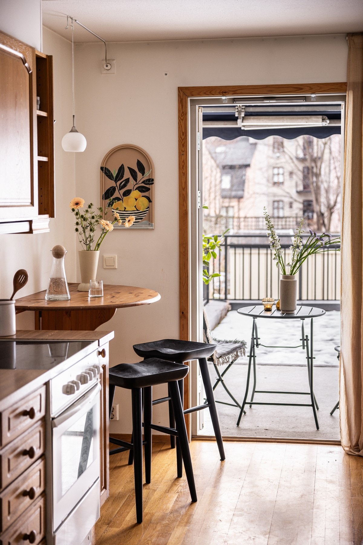 I tilknytning til kjøkkenet er det et vegghengt bord som gir ekstra benkeplass og en hyggelig sitteplass med barstoler. Galleribilde