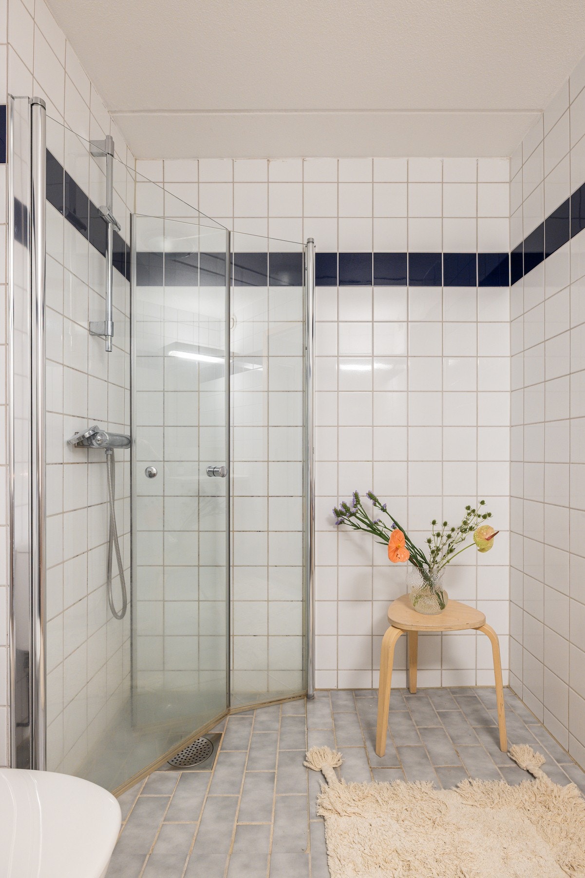 Baderommet er også utstyrt med dusjhjørne med innfellbare glassdører fra 2018 og gulvstående toalett. Galleribilde