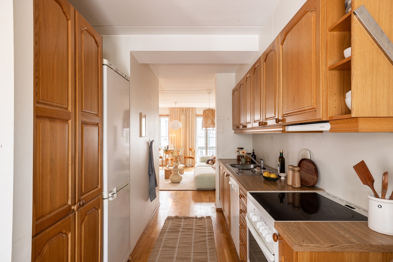 Kjøkkenet er utstyrt med medfølgende hvitevarer som komfyr, oppvaskmaskin og kjøleskap med frysedel. Galleribilde