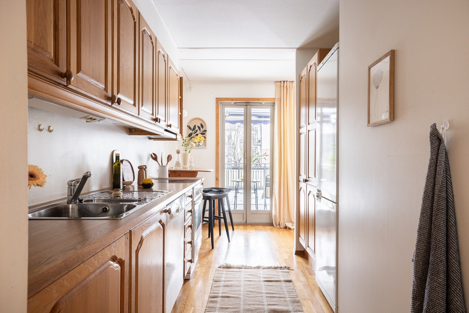 Du har god skap- og benkeplass i innredningen som har profilerte fronter og laminert benkeplate med nedfelt oppvaskkum. Galleribilde