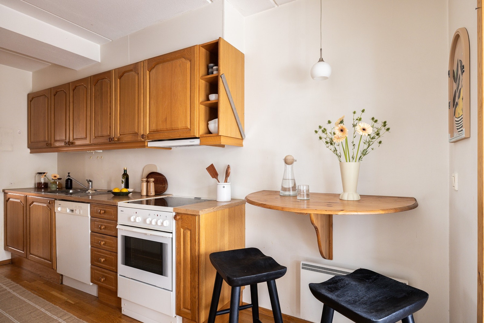 Kjøkkenet fremstår som tidløst og velholdt. Det er ventilator i overskap tilkoblet avtrekk. Galleribilde