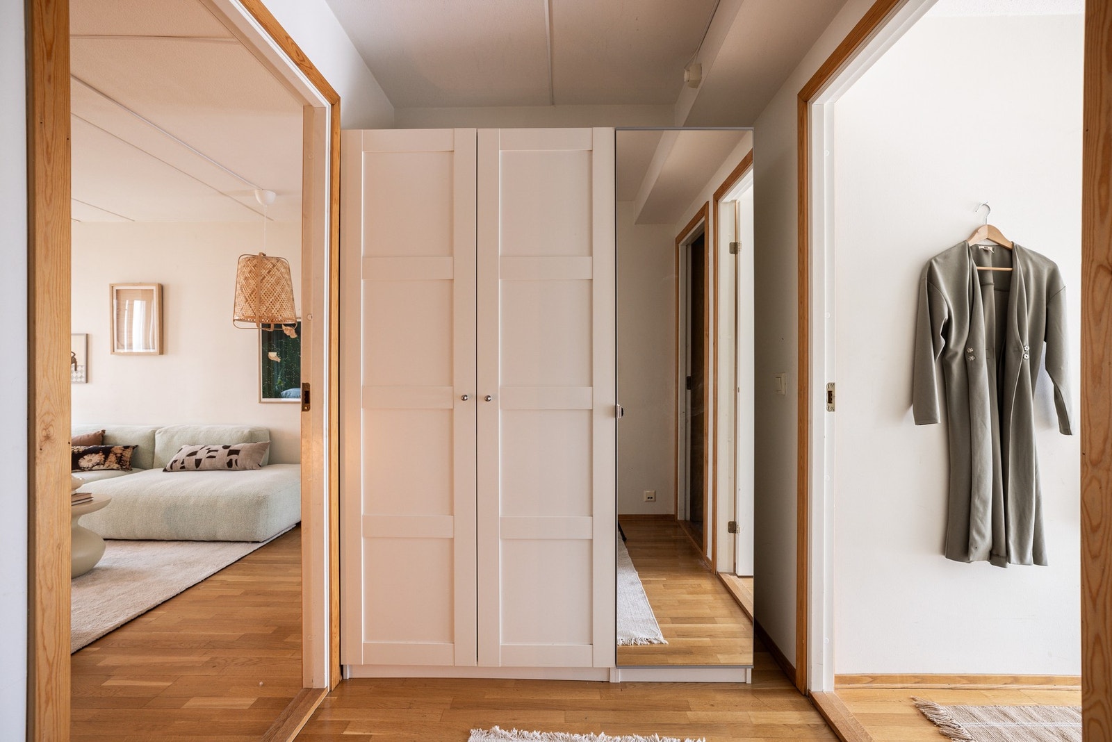 I gangen er det god plass til sko og yttertøy i medfølgende garderobeskap. Galleribilde