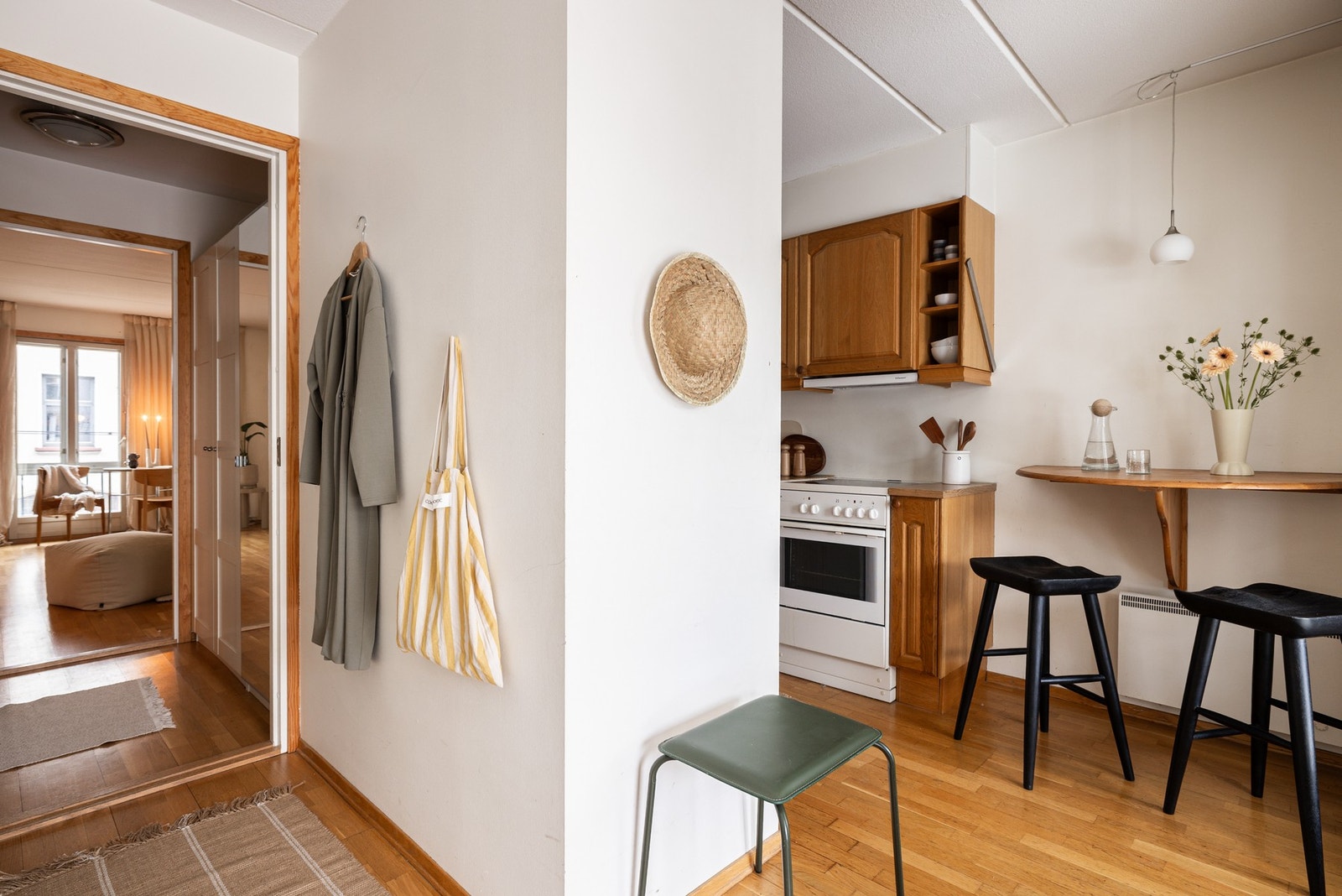 Du ønskes velkommen inn i en lys entré med videre adkomst til kjøkkenet og en praktisk gang. Galleribilde