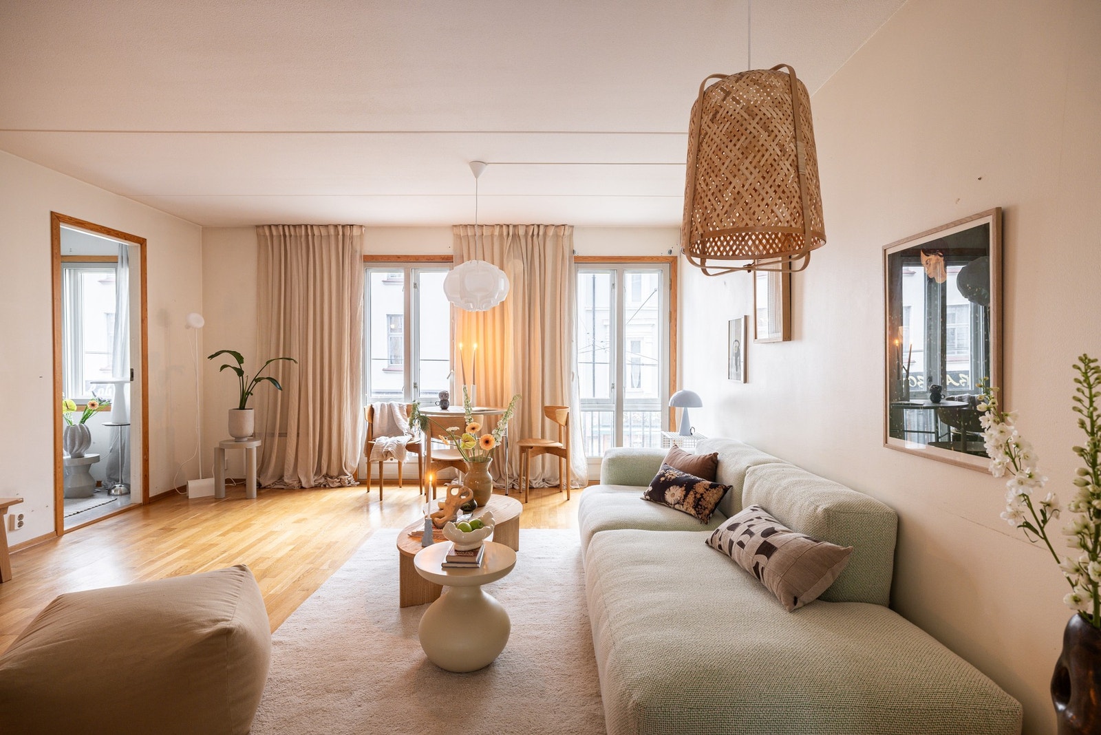 En lys og hyggelig 3-roms leilighet med behov for modernisering. Leiligheten ligger i byggets 2. etasje, og har en gjennomgående og god planløsning med lettmøblerte rom. Galleribilde