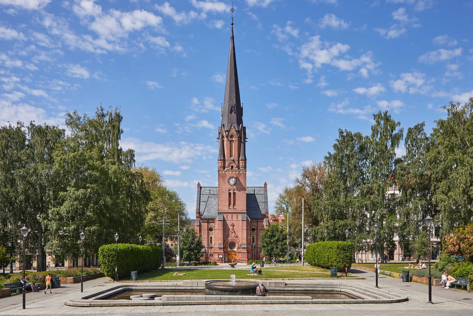 Like oppi gata ligger Paulus kirke som ble oppført 1889-92. Bak kirka er det en liten lekeplass. Foran kirka, på andre sida av Thorvald Meyers gate, ligger parken Birkelunden. Galleribilde